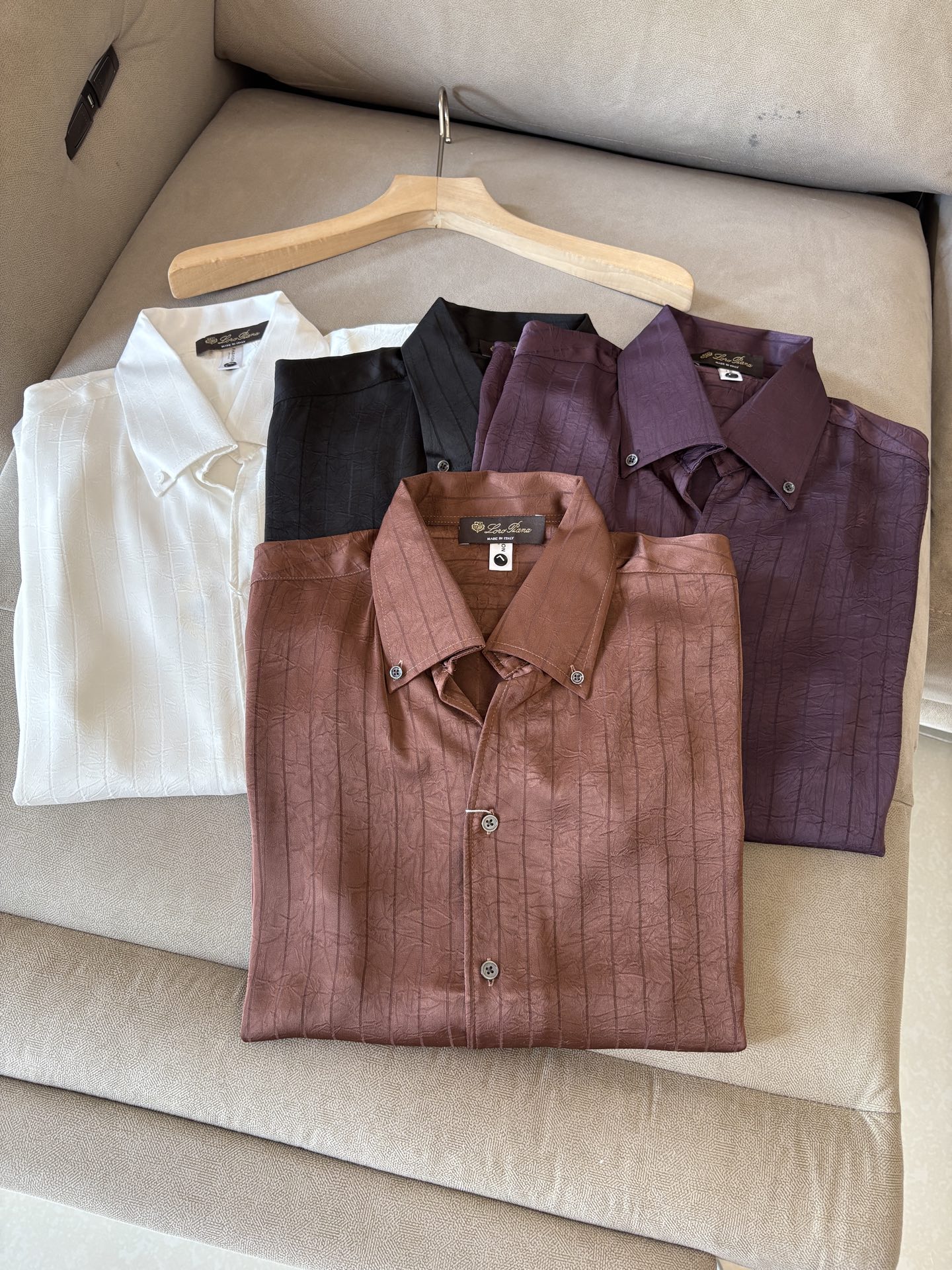 NO:519654,The ceiling of L's men's clothing industry, this lapel shirt has a long sleeve accurate to the delicate craftsmanship of each needle, completely different from ordinary fabric cutting. The lines are smooth, the style is crisp, and it perfectly modifys the body. The classic lapel design is simple but not atmospheric. The texture is silky, close to the body, skin-friendly and breathable!  Whether it is daily going out or business leisure, you can easily control it, demonstrating the elegant temperament of a man!  Code number M-3XL, louis vuitton,alexander wang19860909L家男装界的天花板,这款翻领衫长袖精准到每一针的细腻工艺,完全区别于普通面料裁剪.线条流畅,版型挺括,完美修饰身形,经典翻领设计,简约而不失大气.质感丝滑,贴身亲肤透气！无论是日常出街还是商务休闲,都能轻松驾驭,彰显男士优雅气质！ 码数M-3XL,,louis vuitton,alexander wang,Men's clothing