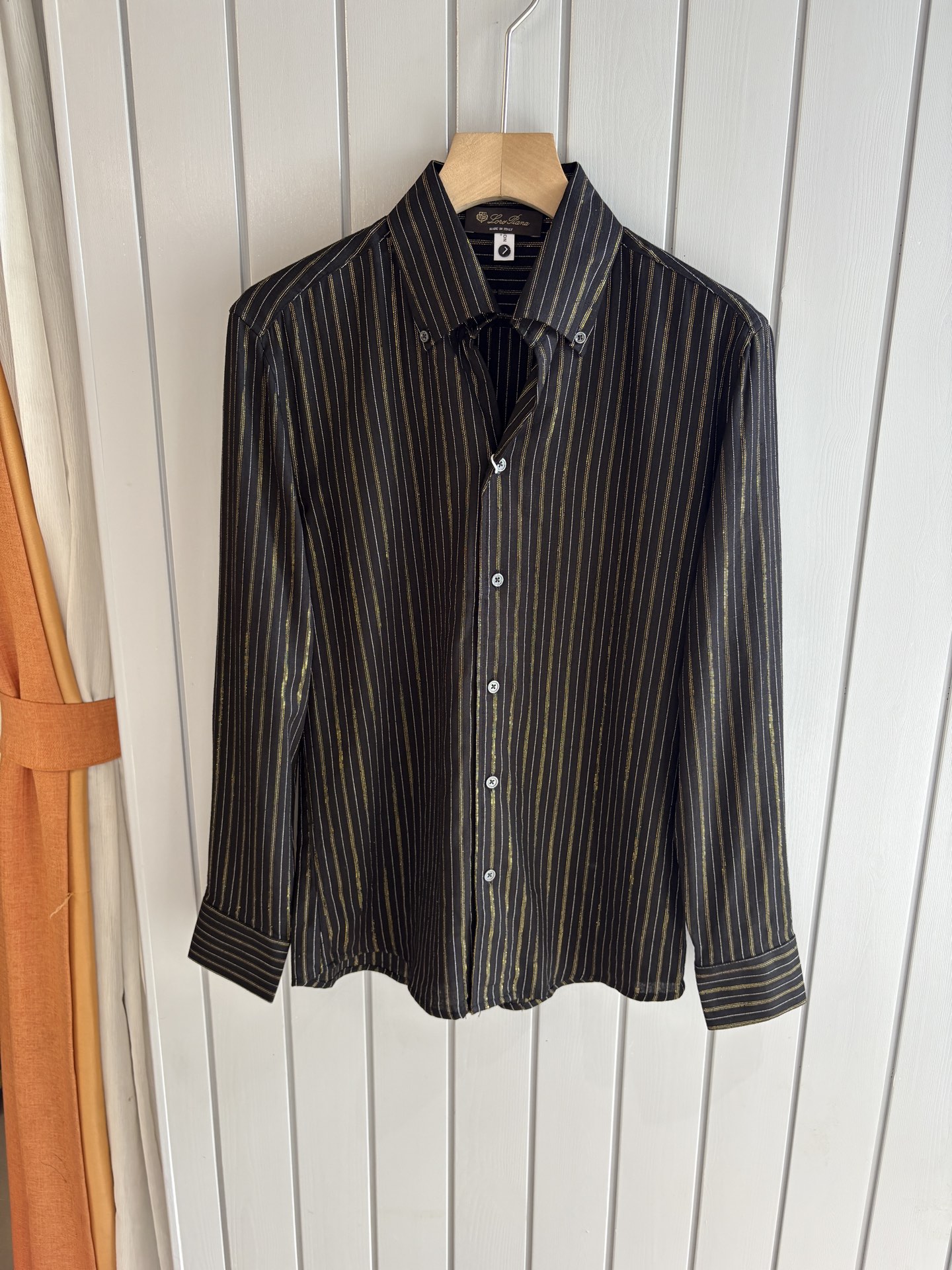 NO:507071,The ceiling of the L family’s men’s clothing industry, this lapel shirt has a long sleeve accurate to the delicate craftsmanship of each needle, completely different from ordinary fabric cutting. The lines are smooth, the style is crisp, perfectly modifying the body, and the classic lapel design is simple but not atmospheric. The texture is silky, close to the body, skin-friendly and breathable!  Whether it is daily going out or business leisure, you can easily control it, demonstrating the elegant temperament of a man!  Code number M-3XL, louis vuitton,alexander wang19860909L家男装界的天花板,这款翻领衫长袖精准到每一针的细腻工艺,完全区别于普通面料裁剪.线条流畅,版型挺括,完美修饰身形,经典翻领设计,简约而不失大气.质感丝滑,贴身亲肤透气！无论是日常出街还是商务休闲,都能轻松驾驭,彰显男士优雅气质！ 码数M-3XL,,louis vuitton,alexander wang,Men's clothing