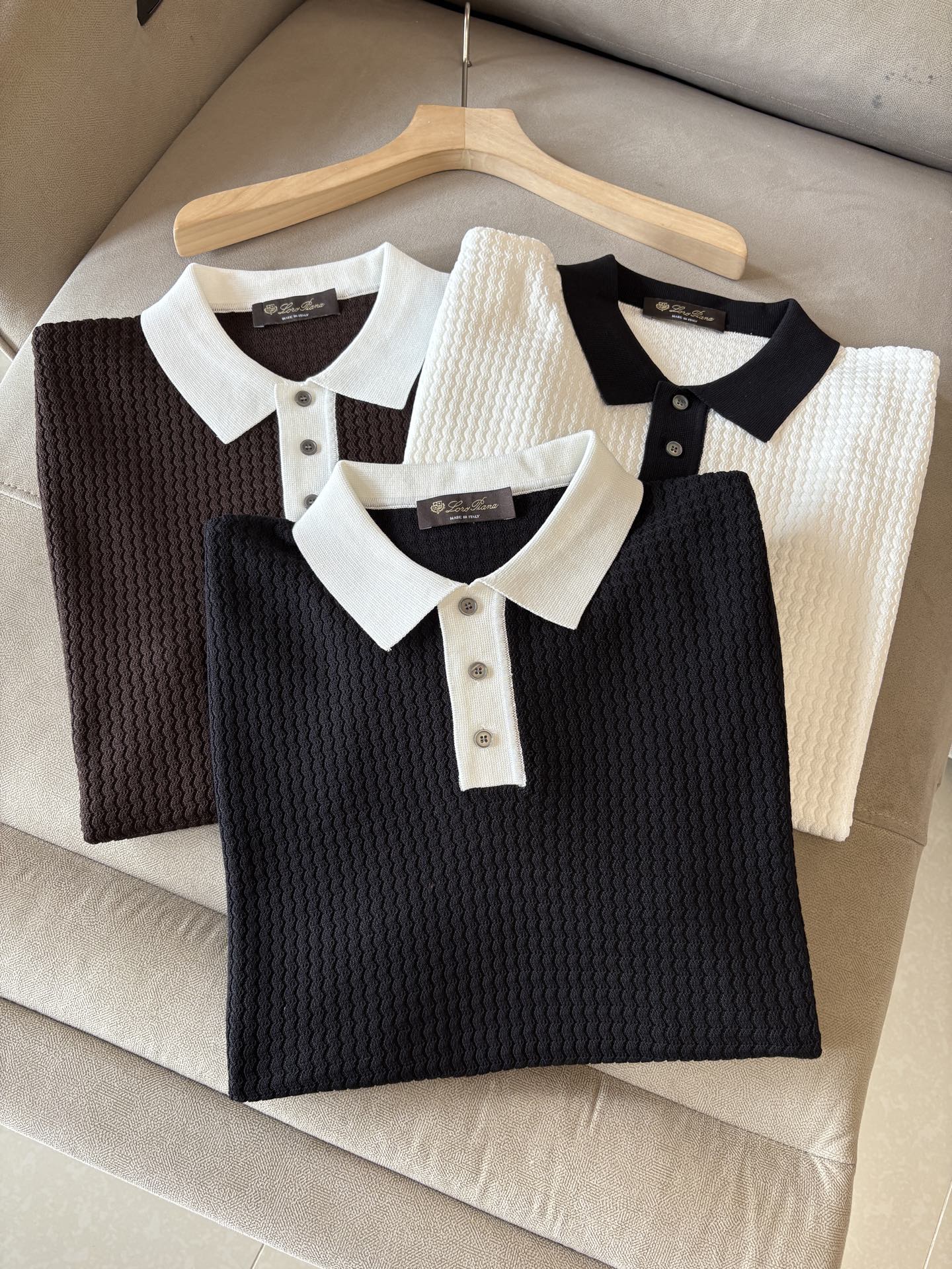 NO:746565,The 'Time-consuming King' diamond jacquard design selects ultra-fine high-quality yarns, lapel short-sleeved men's collection 'Time-consuming King' long-sleeved knitted luxury craftsmanship, which is high-end to the touch. The ingenious rhombus hollow jacquard takes several months to carve, and the three-dimensional diamond-shaped jacquard is woven between the warp and weft to create an architectural aesthetic texture.  The simple lapel outlines neat lines, and the short-sleeved cut is suitable for many scenes - when layered with a suit for business meetings, it looks elegant, or when worn alone for leisure time, it shows the gentleman's taste. The collection style will never fade. The details are testimony to the quality. Precision turning ensures that the seams are smooth and the bones are reinforced for durability and no deformation; the collar thread has been washed and tested, and it still looks like new after long-term wear. Every detail is a testimony of 'time-consuming'. Size M-3XL,, T-shirt, business suit,19860909耗时王”菱形提花设计甄选超细优质纱线翻领短袖男士典藏款「耗时王」长袖针织奢雅工艺,触肤即高阶. 匠心底蕴菱形镂空提花 耗时数月雕琢的立体菱形提花,经纬间织就建筑美学肌理,光影穿透时显隐交错,举手投足尽展低调奢华. 经典型格翻领长袖设计 简约翻领勾勒利落线条,短袖剪裁适配多场景——商务会晤时叠搭西装显儒雅,休闲时光单穿流露绅士品味,典藏款型永不褪色. 细节至臻品质见证 精密车工确保接缝平整,骨位加固耐穿不变形；领口螺纹经水洗测试,久穿仍挺括如新,每一处细节皆为「耗时」证言. 码数M-3XL,,T-shirt,business suit,,Men's clothing