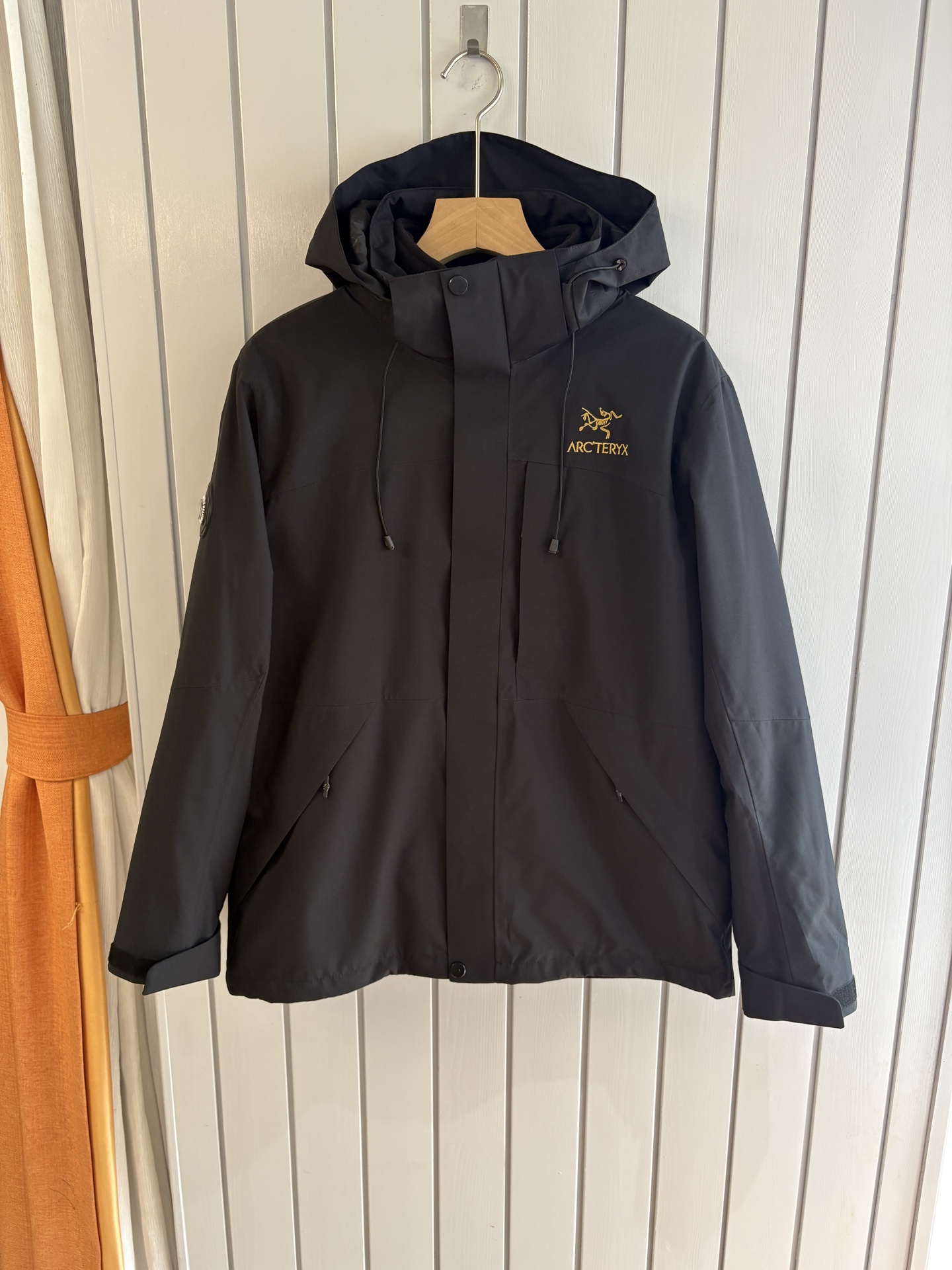 NO:513654,Men's Toray Technology Waterproof Fiber Vertical Deconstruction and Deconstructable Two-Piece Ski Jacket About Style and Design Production by the ancestor, the unique Italian exquisite style, integrates fashion design into outdoor items, which is both fashionable and functional, and has a few high-design value ski jackets, and is also very good at daily appearance.  The large body has been designed with a vertical cut and deconstructed design. The plaque is used as the central axis, and the windshield is designed with a pressed rubber on the opposite side of the left and right sides. The splicing joints are hidden in the dark. The structure of the large body is both streamlined and completed in one go. The elements of multiple pockets are used to zip the left and right chest pockets are connected to the windshield. The left and right insert bags are cleverly fitted with the forward-moving side-mounted cutting line. The bag is pressed along the boundless glue process, the bag mouth is invisible zippered, and the left and right cuffs are added to facilitate storage of small items. The sleeve tube is arc-shaped vertical cut, the cuff is diagonally cut, and the conditional buckle of Velcro is superimposed, which can be used to retract and place the cuff size according to the demand. The double-layer sleeve design is built-in a high elastic windshield layer that can expose the thumb. An anti-slip waist layer is added inside, and a double-sided vest can be detached. About fabric and craftsmanship  Case fabric 84 nylon 16 spandex, Dermizax, a subsidiary of Toray, is another technical route among top-grade fabrics. The world's only owner of solid-state diffusion non-porous film production technology. Because it can develop elastic waterproof and moisture-permeable fabrics, it mainly focuses on ski sports scenes, and was the first to launch a fabric of 50,000 waterproof grade. Entrant Dermizax fabric, the microporous adhesive layer of this fabric can automatically expand as the human body temperature increases, increasing the discharge speed of human body's sports steam. It is also an ultralight material with advanced functions, which can maintain its initial softness and elasticity at extremely low temperatures. Inner vest A side  48 Wool 41 Polyester 11 Viscose fiber is made of ZERO zero-sensing press-free wool fabric from Steady, a leading knitted wool company. The yarn comes from Australia's top merino wool. It is blessed by Basulan technology. It is made of high-speed automated needle knitted on the German Karl Mayer equipment worth 1.5 million yuan, and is treated with reinforced wool treatment. It is a high-end fabric that is only suitable for high-end customization. The wool fabric is blessed with unique knitted technology, and the wool blended yarn is treated with knitted technology. The wool fabric retains the wool characteristics and the density and tear of the wool fabric. At the same time, it has the softness, elasticity and fluffy and comfortable feeling of knit. The fabric with thickness and temperature has the characteristics of high-end fabrics, with the advantages of anti-wrinkle smoothness, high-end fabric, excellent texture, micro-stretch, ultra-warmness, and composite knitted layer in the inner, and the skin is fitted without thorns.  B-side adopts the same polyester fiber, patented high-density nylon fiber, woven from microfiber, the fabric is lightweight and soft, not easy to pleat, and is extremely easy to handle, with high-performance waterproof, windproof, wrinkle-resistant and tear-resistant functions. All zippers on the large body are customized zippers. M-3XL,, jackets & coats, alexander wang19860909男款东丽科技防水纤维立裁解构可拆卸两件套滑雪服夹克 关于款式及设计 始祖出品,独有的意式精致做派,把时装设计融入进户外单品里,既有时髦度又有机能性,为数不多的高设计值ski jacket,日常出街颜值也很顶. 大身做了立裁解构的设计,以门襟为中轴,左右两侧对侧立裁了压胶处理的挡风片设计,拼接接缝隐藏在暗处,大身结构呈现的是既精简又一气呵成.多口袋的元素,左侧胸兜以斜向拉链的方式,正好衔接了挡风片,左右侧插袋很巧妙的贴合着前移的侧身立裁线中,袋沿无边压胶工艺,袋口隐形拉链设计,左袖口处加设了斜向开合的拉链暗袋,方便收纳随身小物件. 袖管弧线型立裁,袖口斜向切口,并叠加了魔术贴的条件袢扣,可按需求收放袖口大小,双层袖的设计,内置了可露拇指的高弹防风层.内里加设了防滑收腰层,双面穿马甲可拆卸设计. 关于面料及工艺 外壳面料84锦纶16氨纶,东丽旗下的Dermizax,顶级面料中另一技术路线的“王者”,全球唯一的固态扩散无孔薄膜制作技术拥有者,因为可以开发带有弹力的防水透湿面料,主打滑雪运动场景,率先推出了50000防水等级的面料.Entrant Dermizax的面料,这种面料的微多孔粘合层,可随着人体温度的升高,粘合层微孔自动扩大,提高人体运动蒸汽的排出速度,并且这也是一种具有先进功能的超轻材料,在极低的温度下,都能保持最初的柔软及弹性. 内层马甲 A面 48羊毛41聚酯纤维11粘胶纤维,采用针织羊毛类翘楚的Steady公司的ZERO零感无压羊毛面料,纱线来自澳洲顶级的美利奴羊毛,经巴素兰工艺加持,在价值150万的德国卡尔迈耶设备上,由高速自动化机针编织制成,并经过强缩羊毛处理,属于高级定制才舍得用的高端面料. 独特的针织工艺加持的羊毛面料,用针织的工艺处理的羊毛混纺纱线,织成的面料保留羊毛特性和梭织面料的密度和撕裂度同时,具备针织的柔软,弹性和蓬松舒适感.有厚度,有温度的面料,拥有高定面料的特质,拥有抗皱顺滑,布面高级,质感优秀,微弹力,超保暖的优势,内里复合针织层,贴肤穿无扎刺感. B面 采用相同的聚酯纤维,专利科技的高密度尼龙纤维,由超细纤维织造,面料轻量且质地柔软,不易褶皱,极易打理,具有高性能的防水、防风、抗皱、抗撕裂的机能.大身所有拉链均采用IDEAL定制拉链.M-3XL,,jackets & coats,alexander wang,Men's clothing