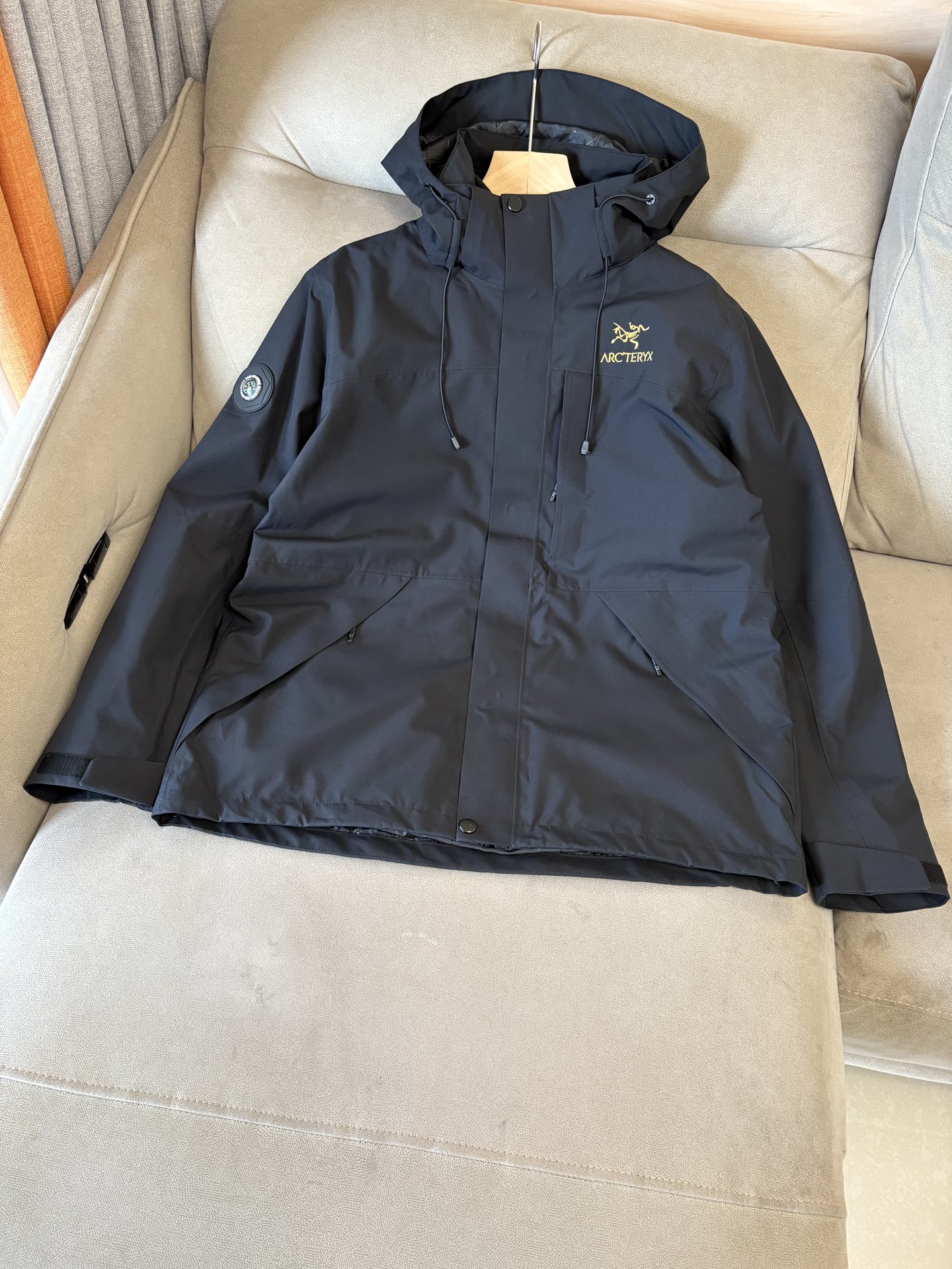 男款东丽科技防水纤维立裁解构可拆卸两件套滑雪服夹克

关于款式及设计：
始祖出品，独有的意式精致做派，把