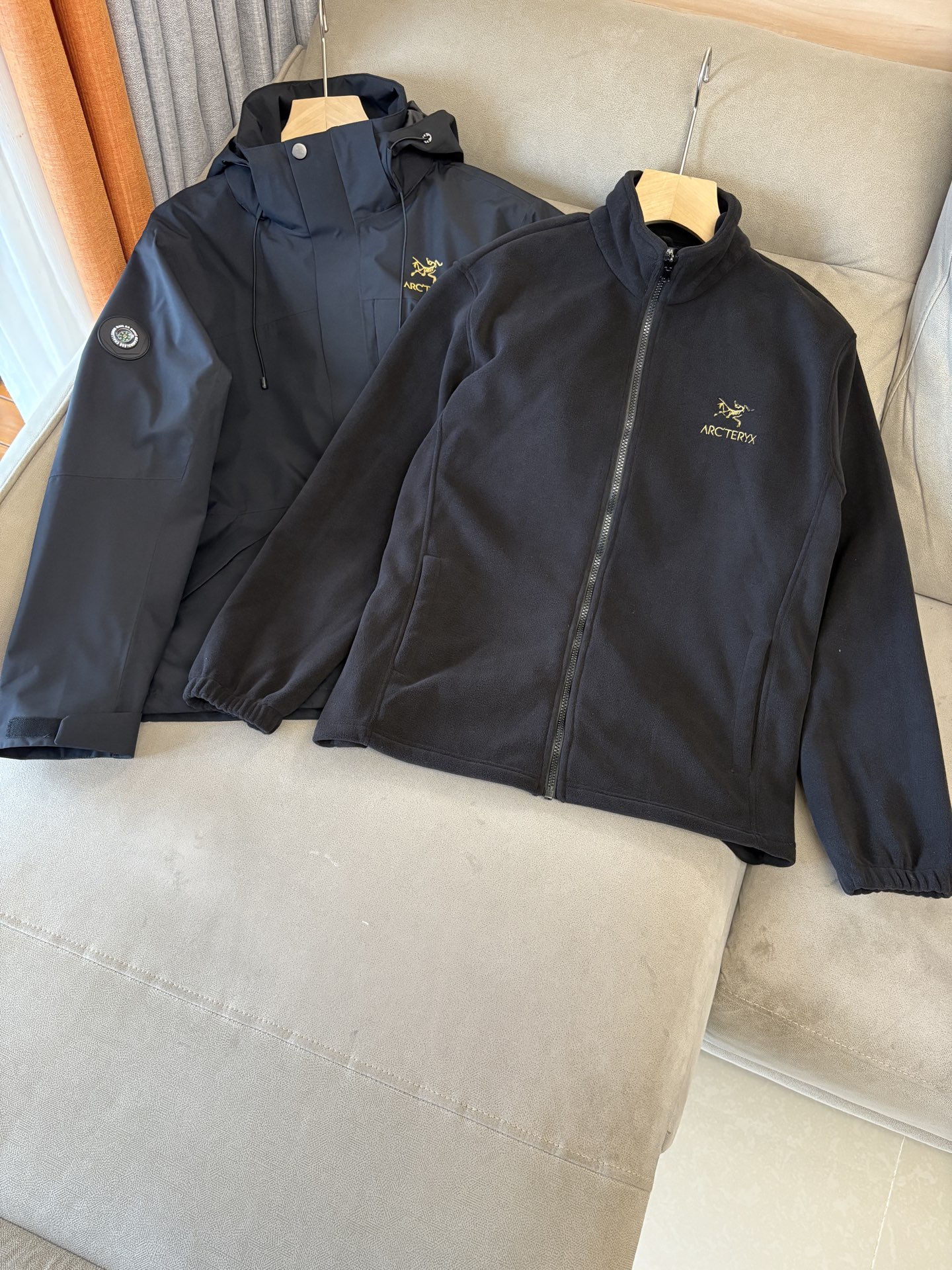 NO:530695,Men's Toray Technology Waterproof Fiber Vertical Deconstruction and Deconstructable Two-Piece Ski Jacket About Style and Design Production by the ancestor, the unique Italian exquisite style, integrates fashion design into outdoor items, which is both fashionable and functional, and has a few high-design value ski jackets, and is also very good at daily appearance.  The large body has been designed with a vertical cut and deconstructed design. The plaque is used as the central axis, and the windshield is designed with a pressed rubber on the opposite side of the left and right sides. The splicing joints are hidden in the dark. The structure of the large body is both streamlined and completed in one go. The elements of multiple pockets are used to zip the left and right chest pockets are connected to the windshield. The left and right insert bags are cleverly fitted with the forward-moving side-mounted cutting line. The bag is pressed along the boundless glue process, the bag mouth is invisible zippered, and the left and right cuffs are added to facilitate storage of small items. The sleeve tube is arc-shaped vertical cut, the cuff is diagonally cut, and the conditional buckle of Velcro is superimposed, which can be used to retract and place the cuff size according to the demand. The double-layer sleeve design is built-in a high elastic windshield layer that can expose the thumb. An anti-slip waist layer is added inside, and a double-sided vest can be detached. About fabric and craftsmanship  Case fabric 84 nylon 16 spandex, Dermizax, a subsidiary of Toray, is another technical route among top-grade fabrics. The world's only owner of solid-state diffusion non-porous film production technology. Because it can develop elastic waterproof and moisture-permeable fabrics, it mainly focuses on ski sports scenes, and was the first to launch a fabric of 50,000 waterproof grade. Entrant Dermizax fabric, the microporous adhesive layer of this fabric can automatically expand as the human body temperature increases, increasing the discharge speed of human body's sports steam. It is also an ultralight material with advanced functions, which can maintain its initial softness and elasticity at extremely low temperatures. Inner vest A side  48 Wool 41 Polyester 11 Viscose fiber is made of ZERO zero-sensing press-free wool fabric from Steady, a leading knitted wool company. The yarn comes from Australia's top merino wool. It is blessed by Basulan technology. It is made of high-speed automated needle knitted on the German Karl Mayer equipment worth 1.5 million yuan, and is treated with reinforced wool treatment. It is a high-end fabric that is only suitable for high-end customization. The wool fabric is blessed with unique knitted technology, and the wool blended yarn is treated with knitted technology. The wool fabric retains the wool characteristics and the density and tear of the wool fabric. At the same time, it has the softness, elasticity and fluffy and comfortable feeling of knit. The fabric with thickness and temperature has the characteristics of high-end fabrics, with the advantages of anti-wrinkle smoothness, high-end fabric, excellent texture, micro-stretch, ultra-warmness, and composite knitted layer in the inner, and the skin is fitted without thorns.  B-side adopts the same polyester fiber, patented high-density nylon fiber, woven from microfiber, the fabric is lightweight and soft, not easy to pleat, and is extremely easy to handle, with high-performance waterproof, windproof, wrinkle-resistant and tear-resistant functions. All zippers on the large body are made of IDEAL custom zippers L-3XL,,jackets & coats,alexander wang19860909男款东丽科技防水纤维立裁解构可拆卸两件套滑雪服夹克 关于款式及设计 始祖出品,独有的意式精致做派,把时装设计融入进户外单品里,既有时髦度又有机能性,为数不多的高设计值ski jacket,日常出街颜值也很顶. 大身做了立裁解构的设计,以门襟为中轴,左右两侧对侧立裁了压胶处理的挡风片设计,拼接接缝隐藏在暗处,大身结构呈现的是既精简又一气呵成.多口袋的元素,左侧胸兜以斜向拉链的方式,正好衔接了挡风片,左右侧插袋很巧妙的贴合着前移的侧身立裁线中,袋沿无边压胶工艺,袋口隐形拉链设计,左袖口处加设了斜向开合的拉链暗袋,方便收纳随身小物件. 袖管弧线型立裁,袖口斜向切口,并叠加了魔术贴的条件袢扣,可按需求收放袖口大小,双层袖的设计,内置了可露拇指的高弹防风层.内里加设了防滑收腰层,双面穿马甲可拆卸设计. 关于面料及工艺 外壳面料84锦纶16氨纶,东丽旗下的Dermizax,顶级面料中另一技术路线的“王者”,全球唯一的固态扩散无孔薄膜制作技术拥有者,因为可以开发带有弹力的防水透湿面料,主打滑雪运动场景,率先推出了50000防水等级的面料.Entrant Dermizax的面料,这种面料的微多孔粘合层,可随着人体温度的升高,粘合层微孔自动扩大,提高人体运动蒸汽的排出速度,并且这也是一种具有先进功能的超轻材料,在极低的温度下,都能保持最初的柔软及弹性. 内层马甲 A面 48羊毛41聚酯纤维11粘胶纤维,采用针织羊毛类翘楚的Steady公司的ZERO零感无压羊毛面料,纱线来自澳洲顶级的美利奴羊毛,经巴素兰工艺加持,在价值150万的德国卡尔迈耶设备上,由高速自动化机针编织制成,并经过强缩羊毛处理,属于高级定制才舍得用的高端面料. 独特的针织工艺加持的羊毛面料,用针织的工艺处理的羊毛混纺纱线,织成的面料保留羊毛特性和梭织面料的密度和撕裂度同时,具备针织的柔软,弹性和蓬松舒适感.有厚度,有温度的面料,拥有高定面料的特质,拥有抗皱顺滑,布面高级,质感优秀,微弹力,超保暖的优势,内里复合针织层,贴肤穿无扎刺感. B面 采用相同的聚酯纤维,专利科技的高密度尼龙纤维,由超细纤维织造,面料轻量且质地柔软,不易褶皱,极易打理,具有高性能的防水、防风、抗皱、抗撕裂的机能.大身所有拉链均采用IDEAL定制拉链 L-3XL,,jackets & coats,alexander wang,Men's clothing