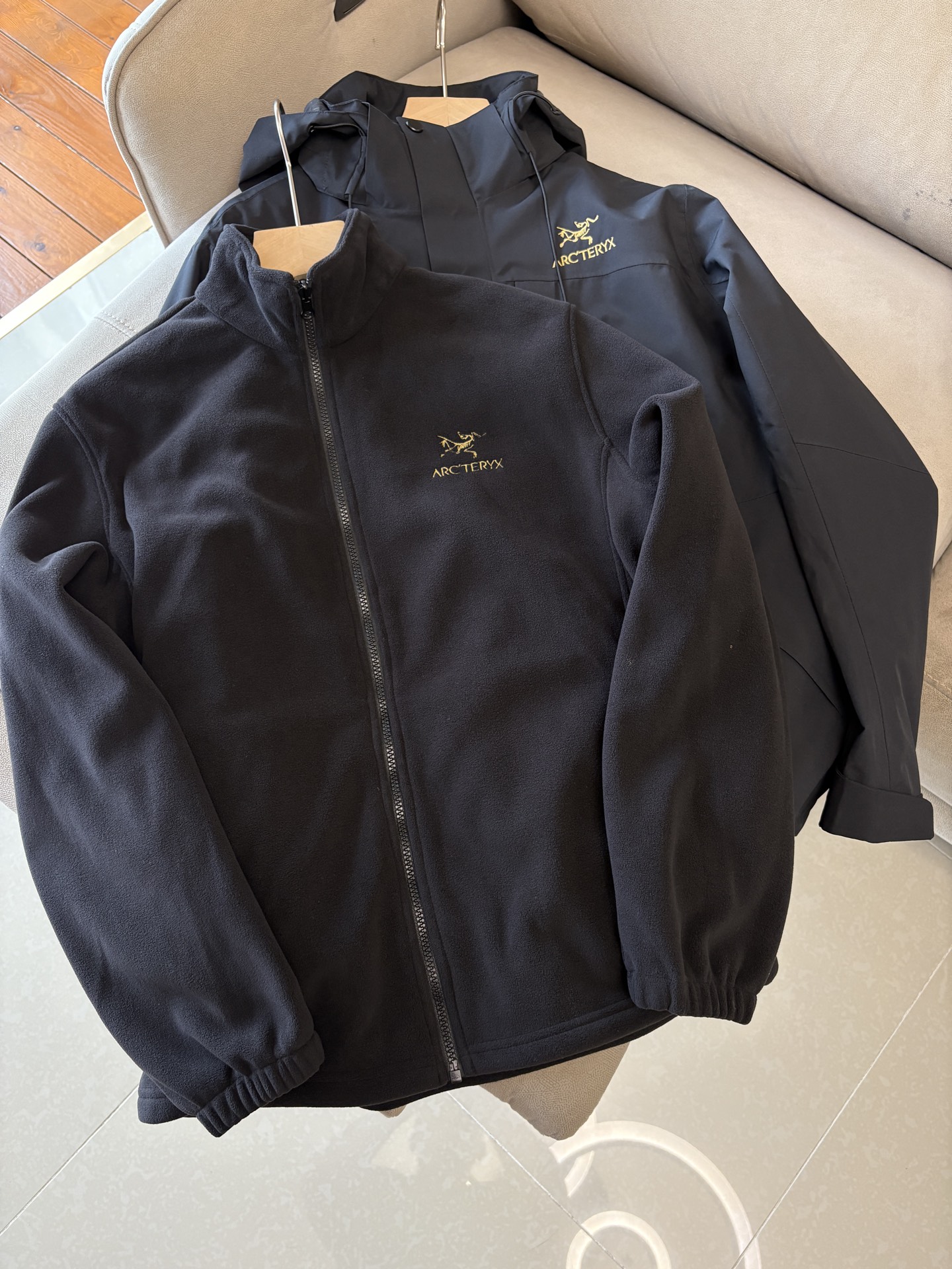 NO:513651,Men's Toray Technology Waterproof Fiber Vertical Deconstruction and Deconstructable Two-Piece Ski Jacket About Style and Design Production by the ancestor, the unique Italian exquisite style, integrates fashion design into outdoor items, which is both fashionable and functional, and has a few high-design value ski jackets, and is also very good at daily appearance.  The large body has been designed with a vertical cut and deconstructed design. The plaque is used as the central axis, and the windshield is designed with a pressed rubber on the opposite side of the left and right sides. The splicing joints are hidden in the dark. The structure of the large body is both streamlined and completed in one go. The elements of multiple pockets are used to zip the left and right chest pockets are connected to the windshield. The left and right insert bags are cleverly fitted with the forward-moving side-mounted cutting line. The bag is pressed along the boundless glue process, the bag mouth is invisible zippered, and the left and right cuffs are added to facilitate storage of small items. The sleeve tube is arc-shaped vertical cut, the cuff is diagonally cut, and the conditional buckle of Velcro is superimposed, which can be used to retract and place the cuff size according to the demand. The double-layer sleeve design is built-in a high elastic windshield layer that can expose the thumb. An anti-slip waist layer is added inside, and a double-sided vest can be detached. About fabric and craftsmanship  Case fabric 84 nylon 16 spandex, Dermizax, a subsidiary of Toray, is another technical route among top-grade fabrics. The world's only owner of solid-state diffusion non-porous film production technology. Because it can develop elastic waterproof and moisture-permeable fabrics, it mainly focuses on ski sports scenes, and was the first to launch a fabric of 50,000 waterproof grade. Entrant Dermizax fabric, the microporous adhesive layer of this fabric can automatically expand as the human body temperature increases, increasing the discharge speed of human body's sports steam. It is also an ultralight material with advanced functions, which can maintain its initial softness and elasticity at extremely low temperatures. Inner vest A side  48 Wool 41 Polyester 11 Viscose fiber is made of ZERO zero-sensing press-free wool fabric from Steady, a leading knitted wool company. The yarn comes from Australia's top merino wool. It is blessed by Basulan technology. It is made of high-speed automated needle knitted on the German Karl Mayer equipment worth 1.5 million yuan, and is treated with reinforced wool treatment. It is a high-end fabric that is only suitable for high-end customization. The wool fabric is blessed with unique knitted technology, and the wool blended yarn is treated with knitted technology. The wool fabric retains the wool characteristics and the density and tear of the wool fabric. At the same time, it has the softness, elasticity and fluffy and comfortable feeling of knit. The fabric with thickness and temperature has the characteristics of high-end fabrics, with the advantages of anti-wrinkle smoothness, high-end fabric, excellent texture, micro-stretch, ultra-warmness, and composite knitted layer in the inner, and the skin is fitted without thorns.  B-side adopts the same polyester fiber, patented high-density nylon fiber, woven from microfiber, the fabric is lightweight and soft, not easy to pleat, and is extremely easy to handle, with high-performance waterproof, windproof, wrinkle-resistant and tear-resistant functions. All zippers on the large body are customized zippers. L-3XL,, jackets & coats, alexander wang19860909男款东丽科技防水纤维立裁解构可拆卸两件套滑雪服夹克 关于款式及设计 始祖出品,独有的意式精致做派,把时装设计融入进户外单品里,既有时髦度又有机能性,为数不多的高设计值ski jacket,日常出街颜值也很顶. 大身做了立裁解构的设计,以门襟为中轴,左右两侧对侧立裁了压胶处理的挡风片设计,拼接接缝隐藏在暗处,大身结构呈现的是既精简又一气呵成.多口袋的元素,左侧胸兜以斜向拉链的方式,正好衔接了挡风片,左右侧插袋很巧妙的贴合着前移的侧身立裁线中,袋沿无边压胶工艺,袋口隐形拉链设计,左袖口处加设了斜向开合的拉链暗袋,方便收纳随身小物件. 袖管弧线型立裁,袖口斜向切口,并叠加了魔术贴的条件袢扣,可按需求收放袖口大小,双层袖的设计,内置了可露拇指的高弹防风层.内里加设了防滑收腰层,双面穿马甲可拆卸设计. 关于面料及工艺 外壳面料84锦纶16氨纶,东丽旗下的Dermizax,顶级面料中另一技术路线的“王者”,全球唯一的固态扩散无孔薄膜制作技术拥有者,因为可以开发带有弹力的防水透湿面料,主打滑雪运动场景,率先推出了50000防水等级的面料.Entrant Dermizax的面料,这种面料的微多孔粘合层,可随着人体温度的升高,粘合层微孔自动扩大,提高人体运动蒸汽的排出速度,并且这也是一种具有先进功能的超轻材料,在极低的温度下,都能保持最初的柔软及弹性. 内层马甲 A面 48羊毛41聚酯纤维11粘胶纤维,采用针织羊毛类翘楚的Steady公司的ZERO零感无压羊毛面料,纱线来自澳洲顶级的美利奴羊毛,经巴素兰工艺加持,在价值150万的德国卡尔迈耶设备上,由高速自动化机针编织制成,并经过强缩羊毛处理,属于高级定制才舍得用的高端面料. 独特的针织工艺加持的羊毛面料,用针织的工艺处理的羊毛混纺纱线,织成的面料保留羊毛特性和梭织面料的密度和撕裂度同时,具备针织的柔软,弹性和蓬松舒适感.有厚度,有温度的面料,拥有高定面料的特质,拥有抗皱顺滑,布面高级,质感优秀,微弹力,超保暖的优势,内里复合针织层,贴肤穿无扎刺感. B面 采用相同的聚酯纤维,专利科技的高密度尼龙纤维,由超细纤维织造,面料轻量且质地柔软,不易褶皱,极易打理,具有高性能的防水、防风、抗皱、抗撕裂的机能.大身所有拉链均采用IDEAL定制拉链.L-3XL,,jackets & coats,alexander wang,Men's clothing