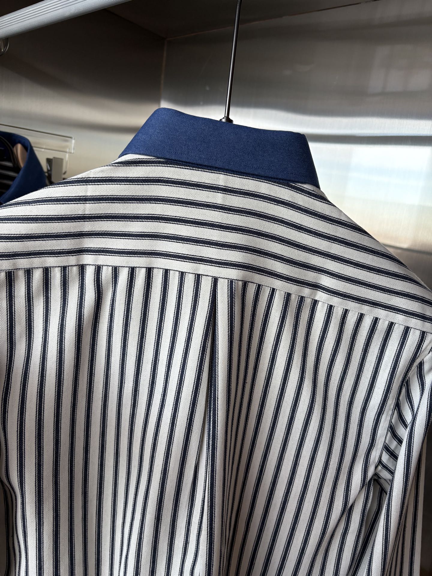 L家男装界的天花板，这款翻领麻料衫长袖精准到每一针的细腻工艺，完全区别于普通面料裁剪。线条流畅，版型挺括