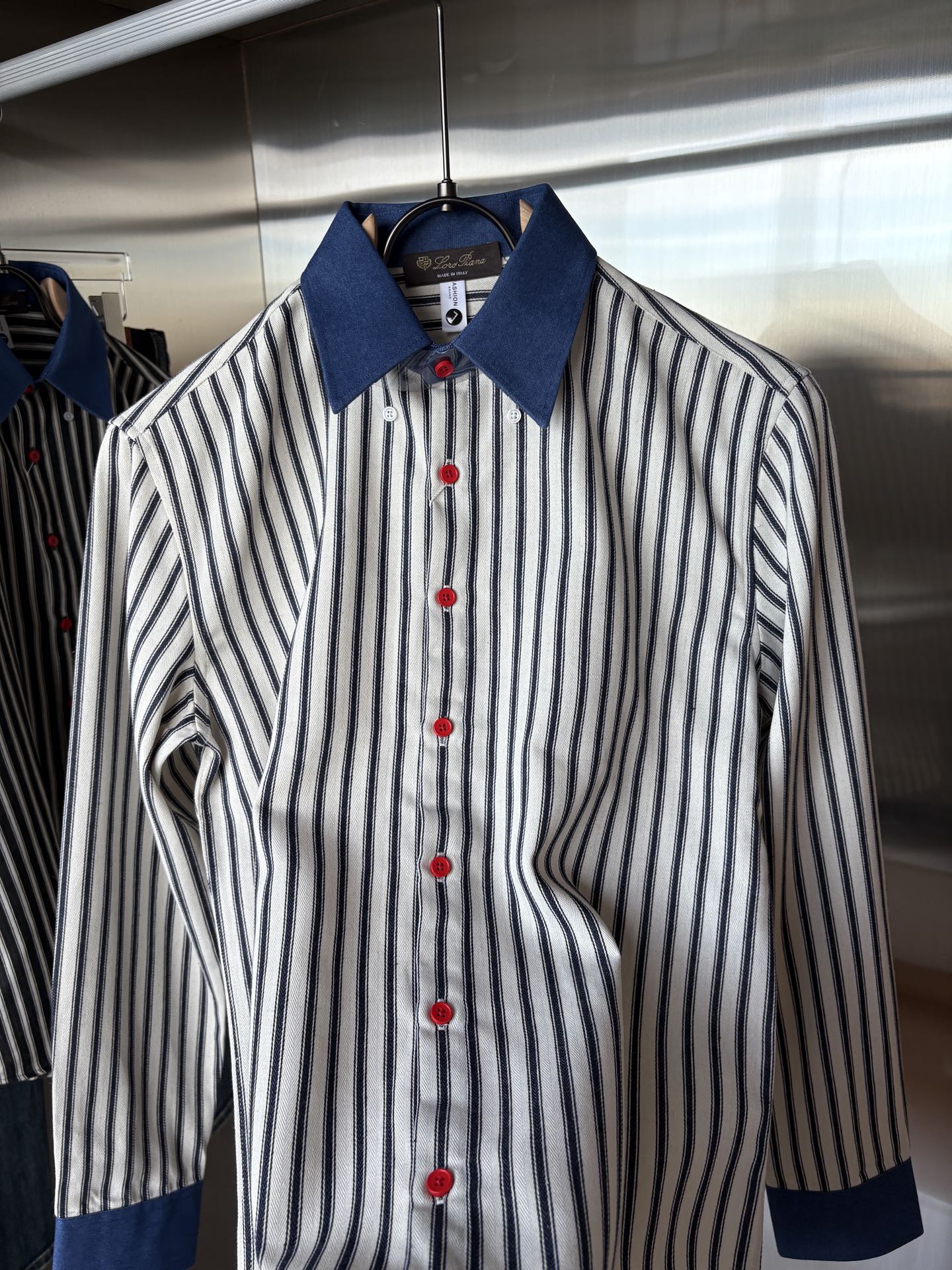 L家男装界的天花板，这款翻领麻料衫长袖精准到每一针的细腻工艺，完全区别于普通面料裁剪。线条流畅，版型挺括