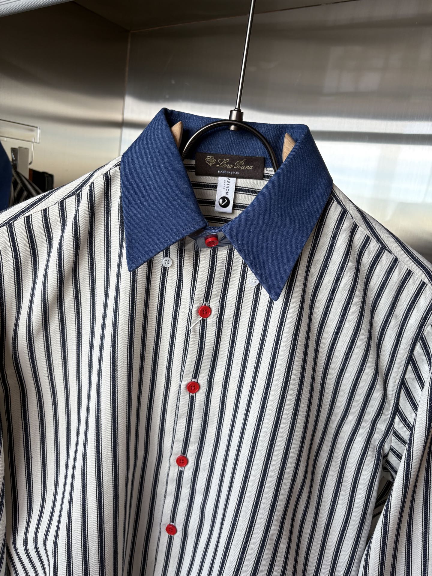 L家男装界的天花板，这款翻领麻料衫长袖精准到每一针的细腻工艺，完全区别于普通面料裁剪。线条流畅，版型挺括