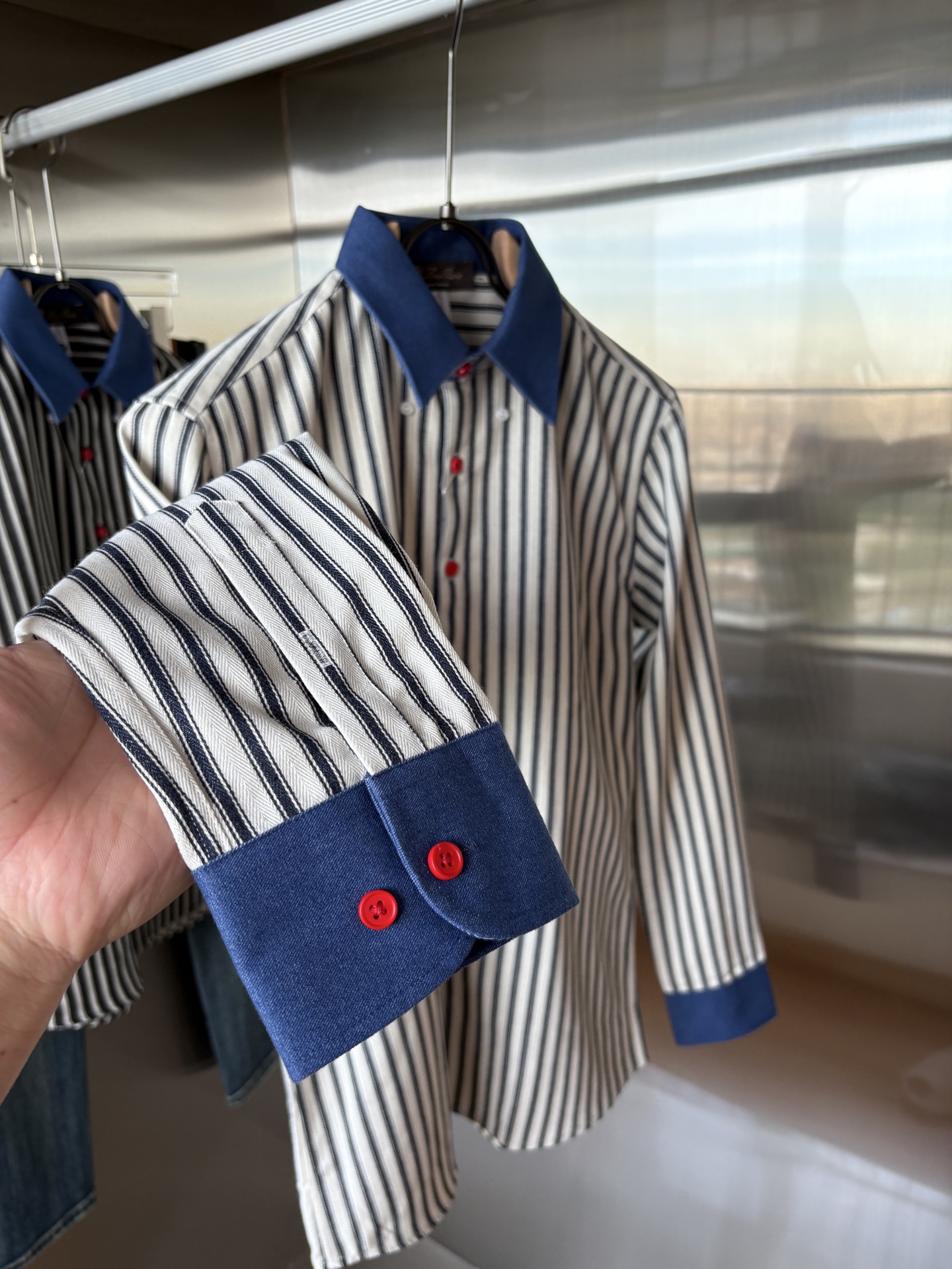 L家男装界的天花板，这款翻领麻料衫长袖精准到每一针的细腻工艺，完全区别于普通面料裁剪。线条流畅，版型挺括