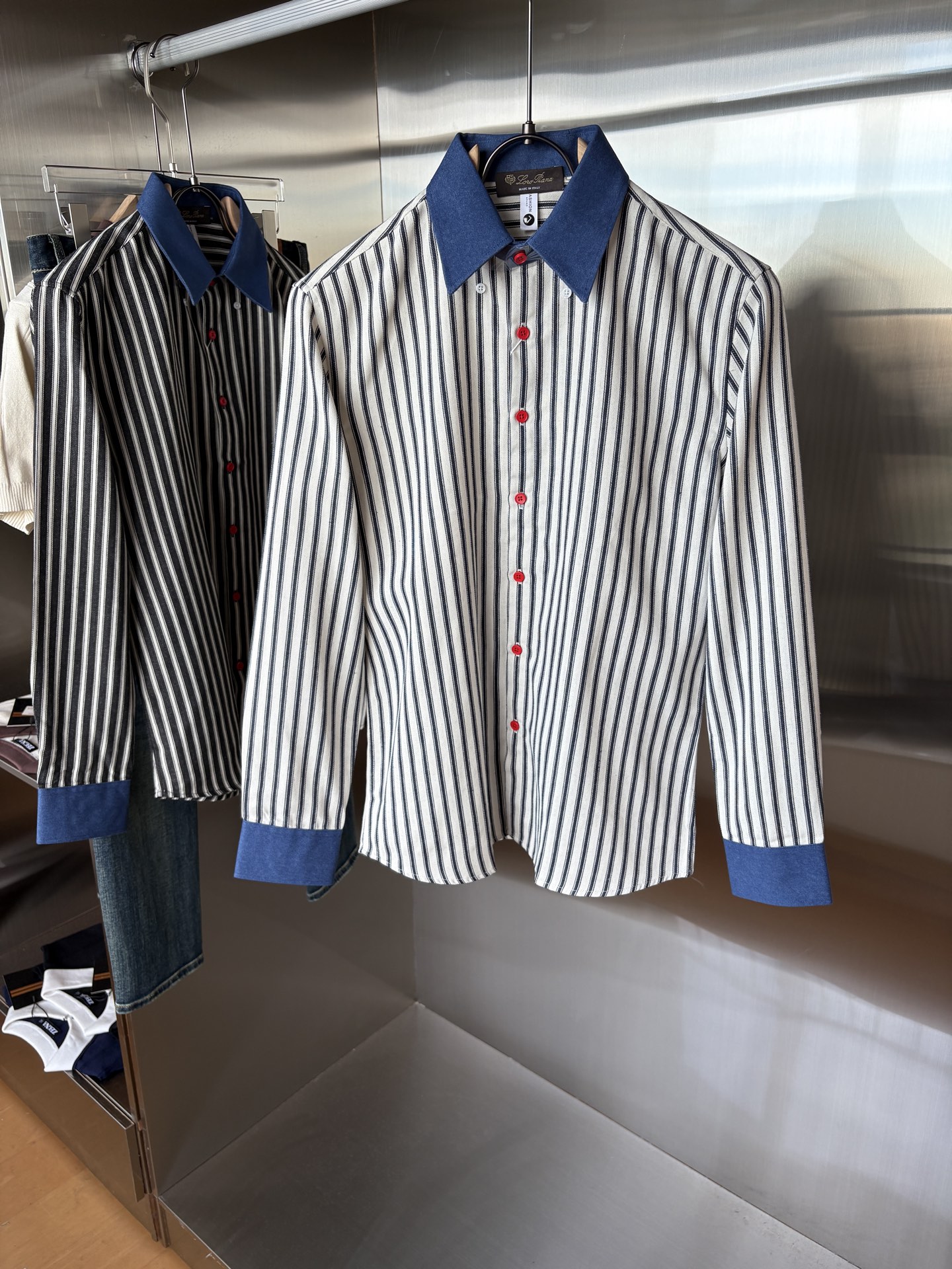 L家男装界的天花板，这款翻领麻料衫长袖精准到每一针的细腻工艺，完全区别于普通面料裁剪。线条流畅，版型挺括