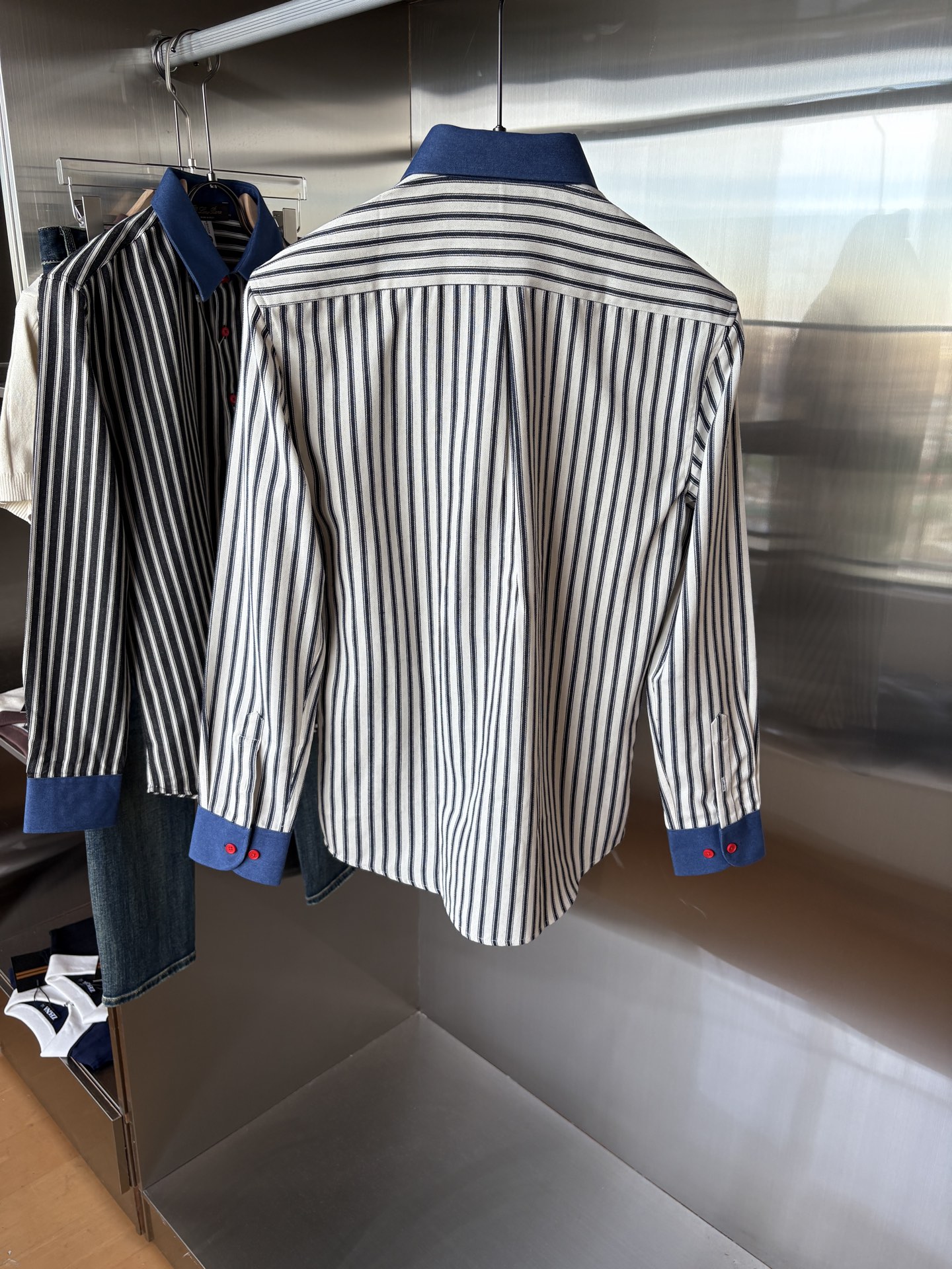 L家男装界的天花板，这款翻领麻料衫长袖精准到每一针的细腻工艺，完全区别于普通面料裁剪。线条流畅，版型挺括