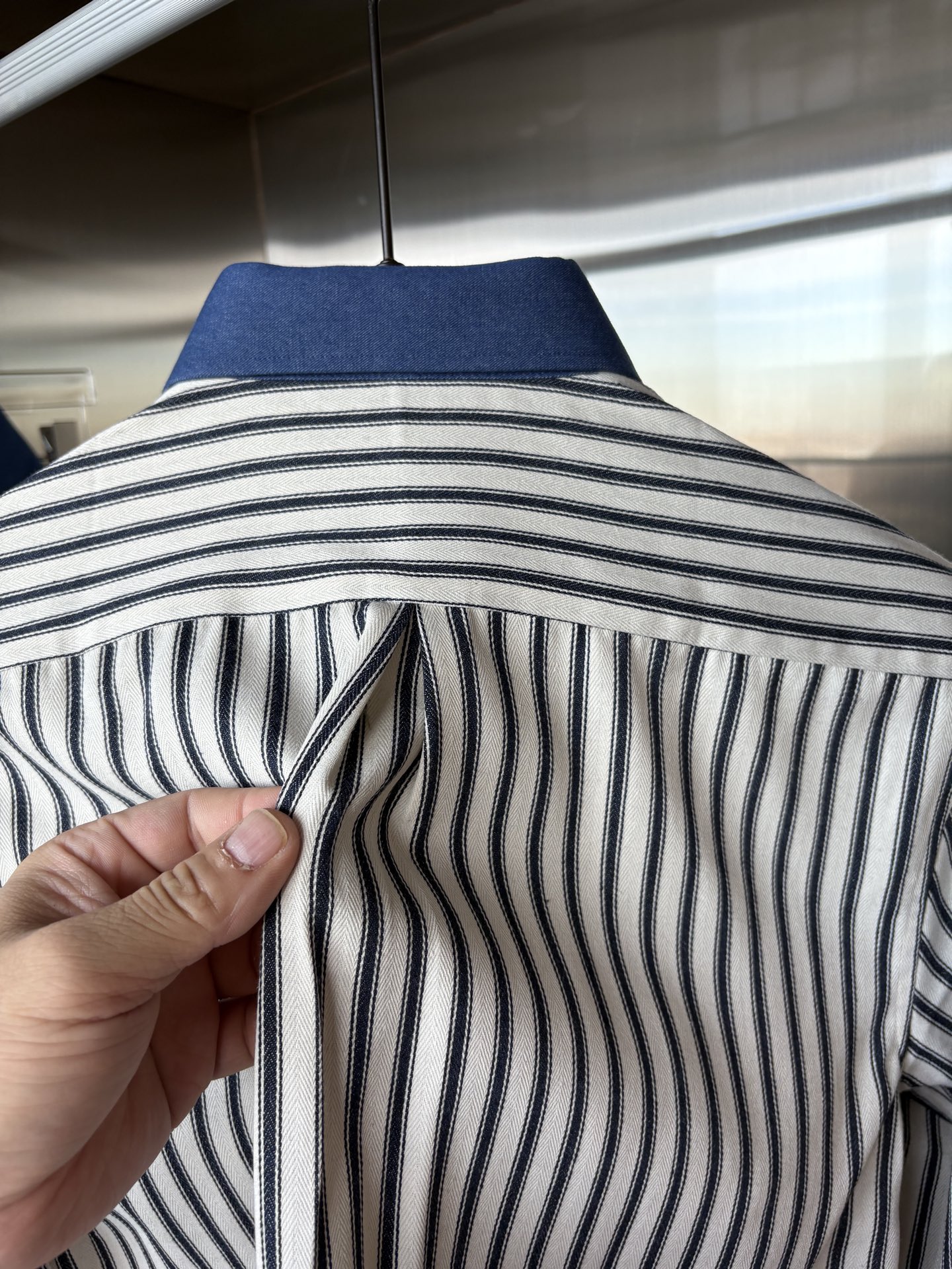 L家男装界的天花板，这款翻领麻料衫长袖精准到每一针的细腻工艺，完全区别于普通面料裁剪。线条流畅，版型挺括