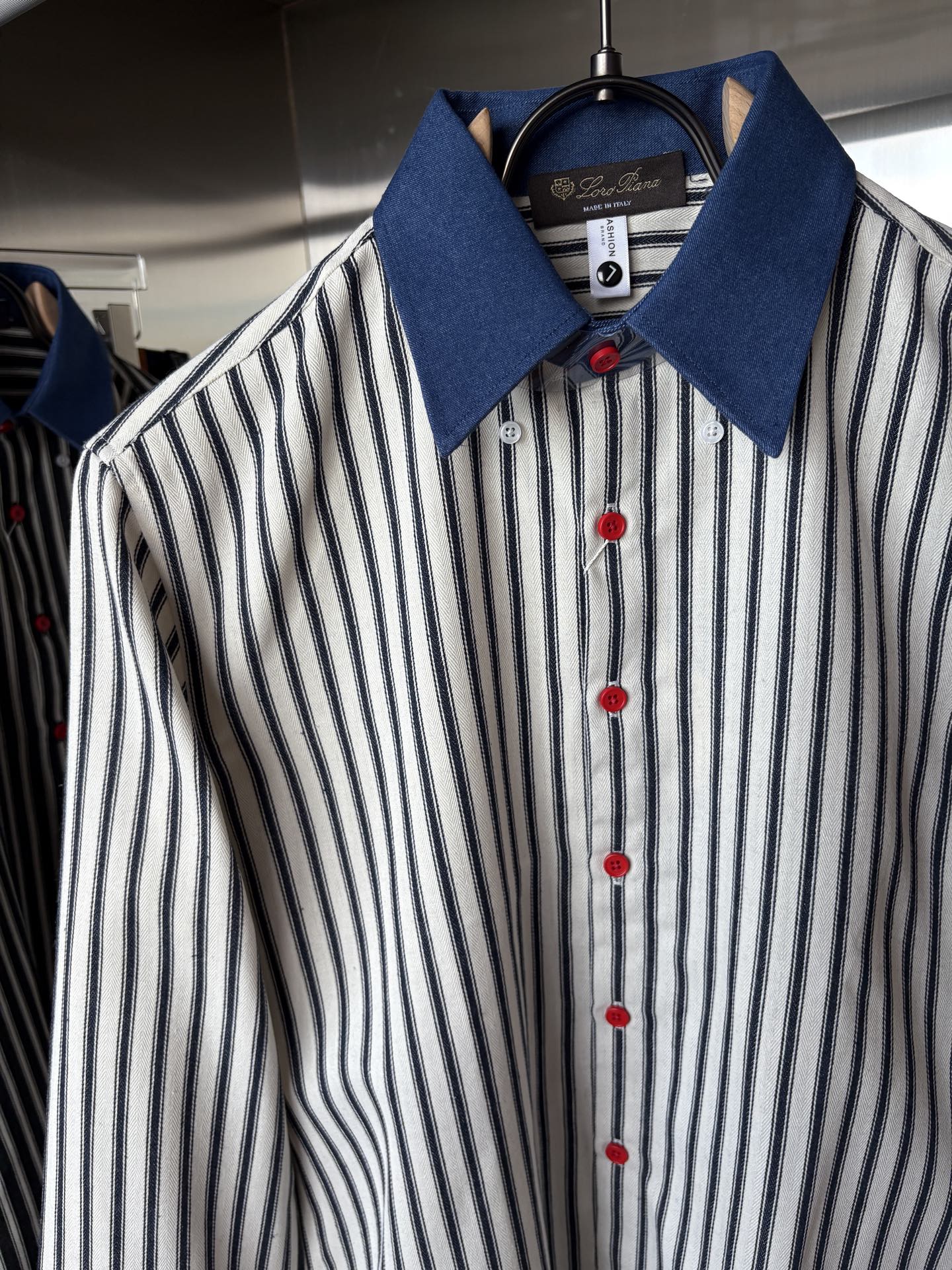 L家男装界的天花板，这款翻领麻料衫长袖精准到每一针的细腻工艺，完全区别于普通面料裁剪。线条流畅，版型挺括