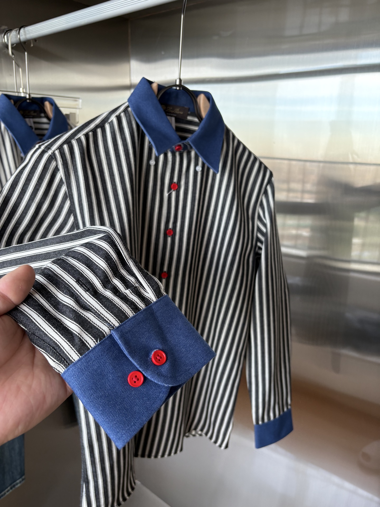 L家男装界的天花板，这款翻领麻料衫长袖精准到每一针的细腻工艺，完全区别于普通面料裁剪。线条流畅，版型挺括