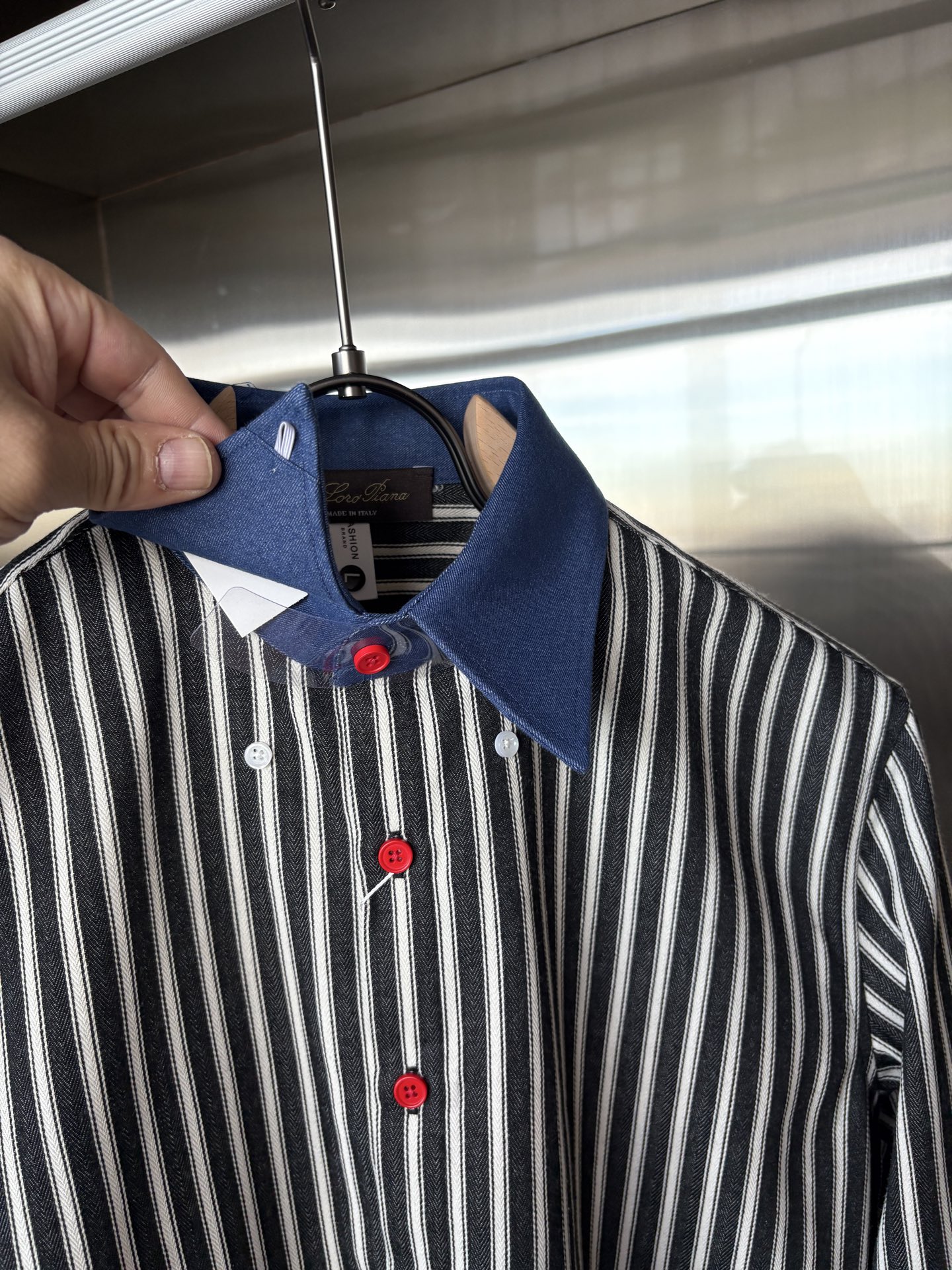 L家男装界的天花板，这款翻领麻料衫长袖精准到每一针的细腻工艺，完全区别于普通面料裁剪。线条流畅，版型挺括