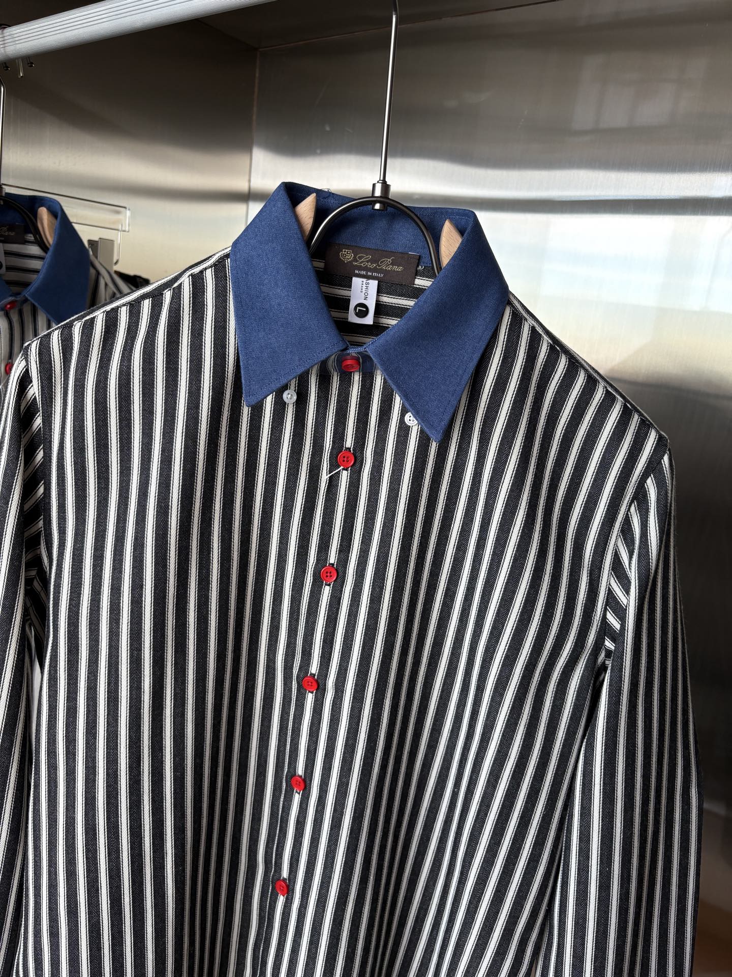 L家男装界的天花板，这款翻领麻料衫长袖精准到每一针的细腻工艺，完全区别于普通面料裁剪。线条流畅，版型挺括