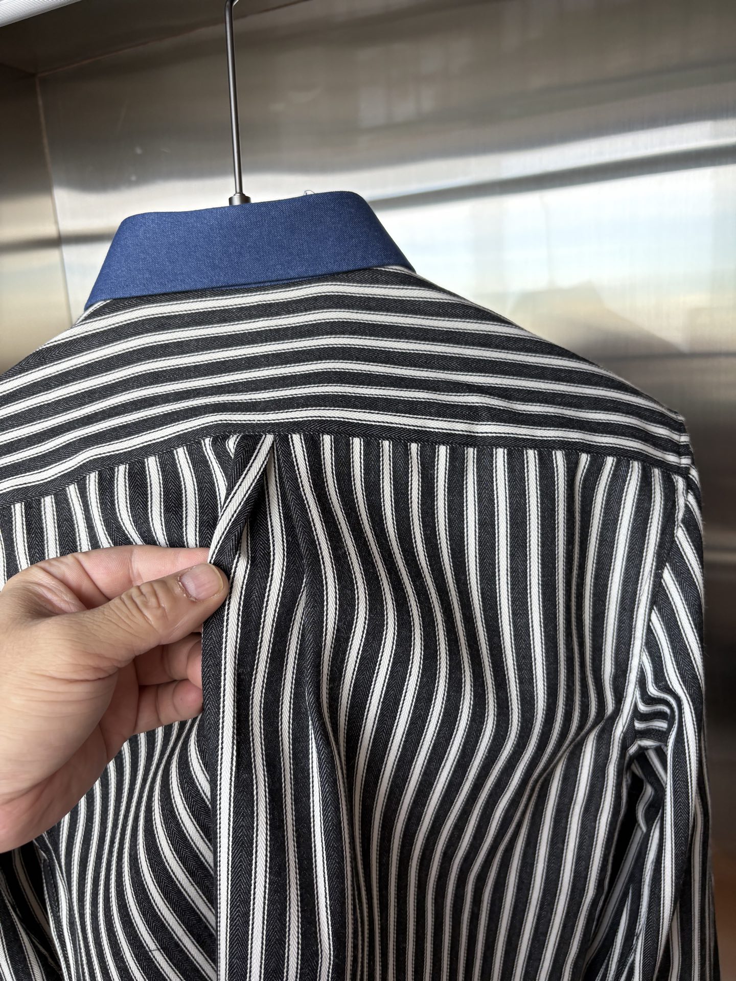 L家男装界的天花板，这款翻领麻料衫长袖精准到每一针的细腻工艺，完全区别于普通面料裁剪。线条流畅，版型挺括