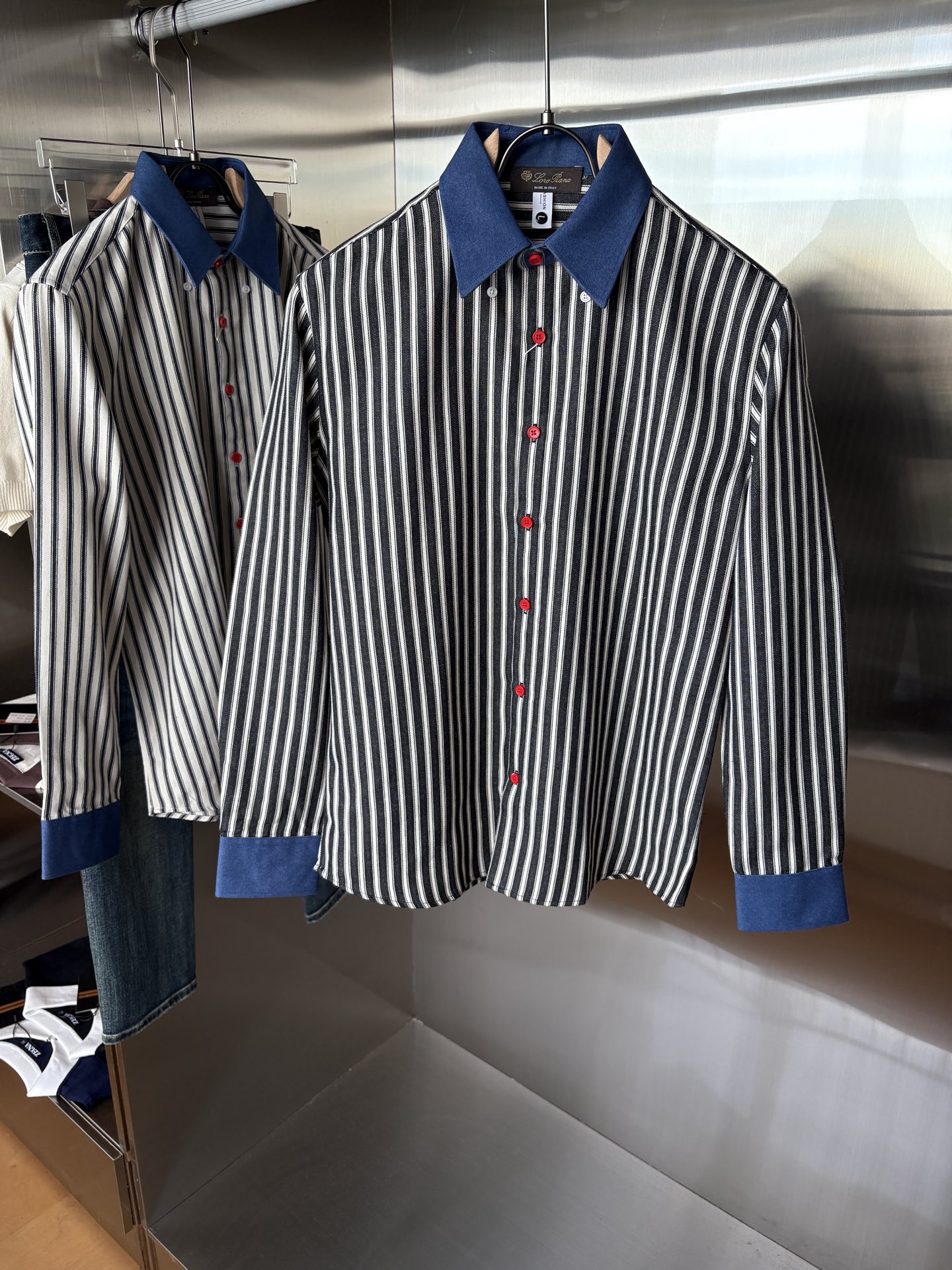 L家男装界的天花板，这款翻领麻料衫长袖精准到每一针的细腻工艺，完全区别于普通面料裁剪。线条流畅，版型挺括