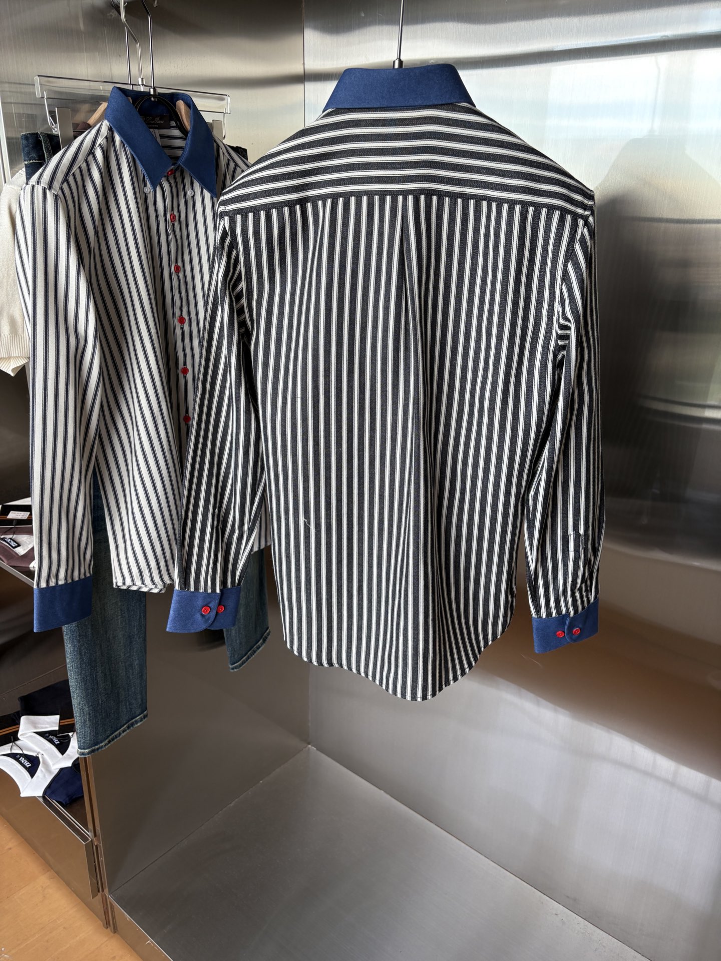 L家男装界的天花板，这款翻领麻料衫长袖精准到每一针的细腻工艺，完全区别于普通面料裁剪。线条流畅，版型挺括