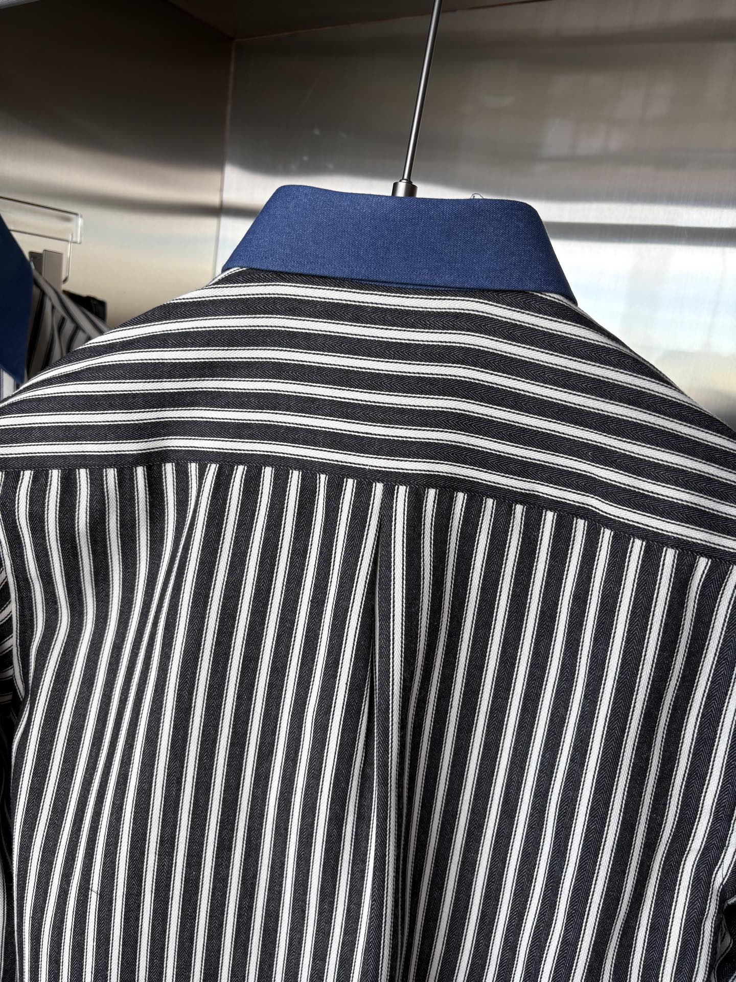 L家男装界的天花板，这款翻领麻料衫长袖精准到每一针的细腻工艺，完全区别于普通面料裁剪。线条流畅，版型挺括