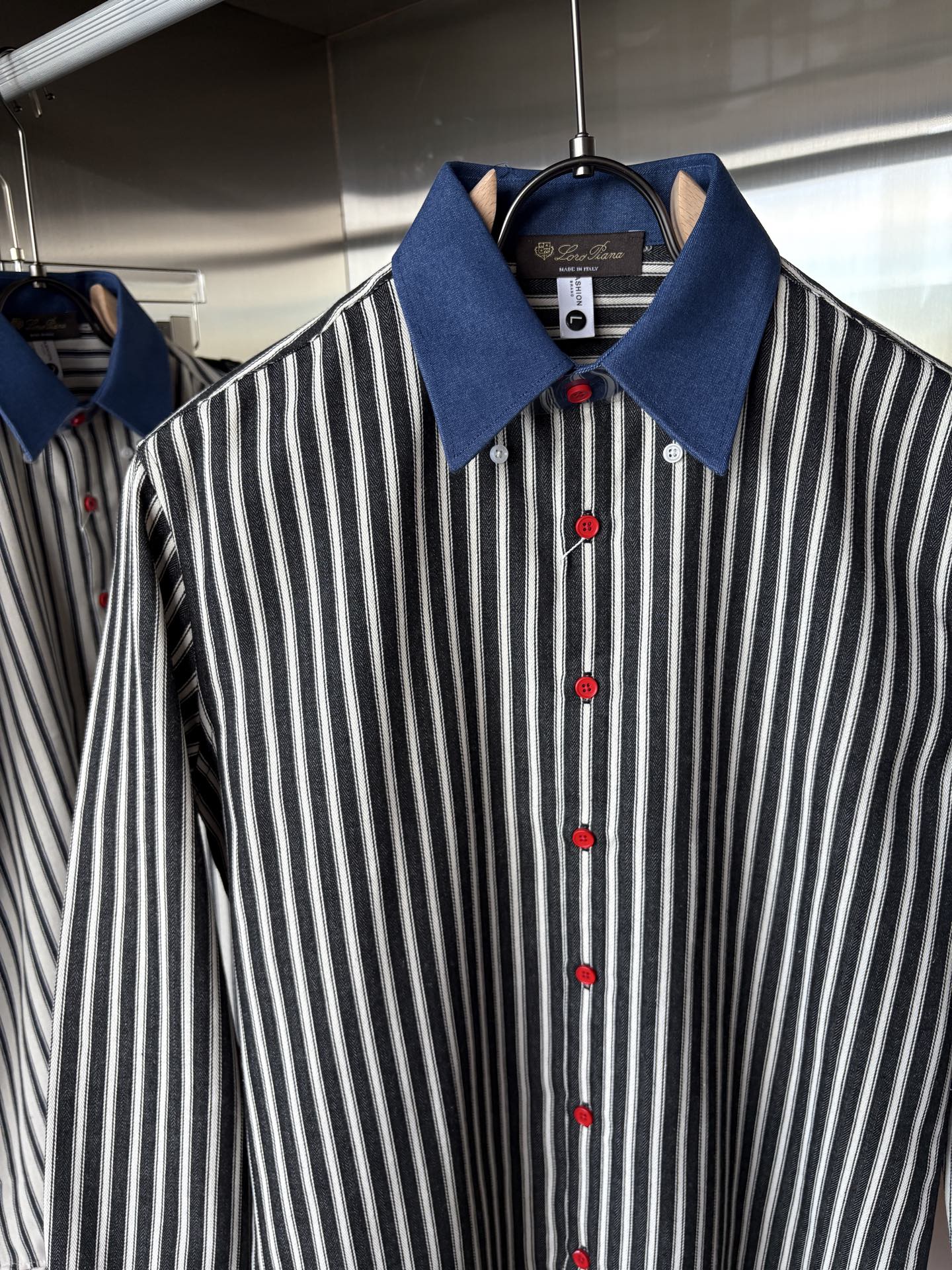 L家男装界的天花板，这款翻领麻料衫长袖精准到每一针的细腻工艺，完全区别于普通面料裁剪。线条流畅，版型挺括