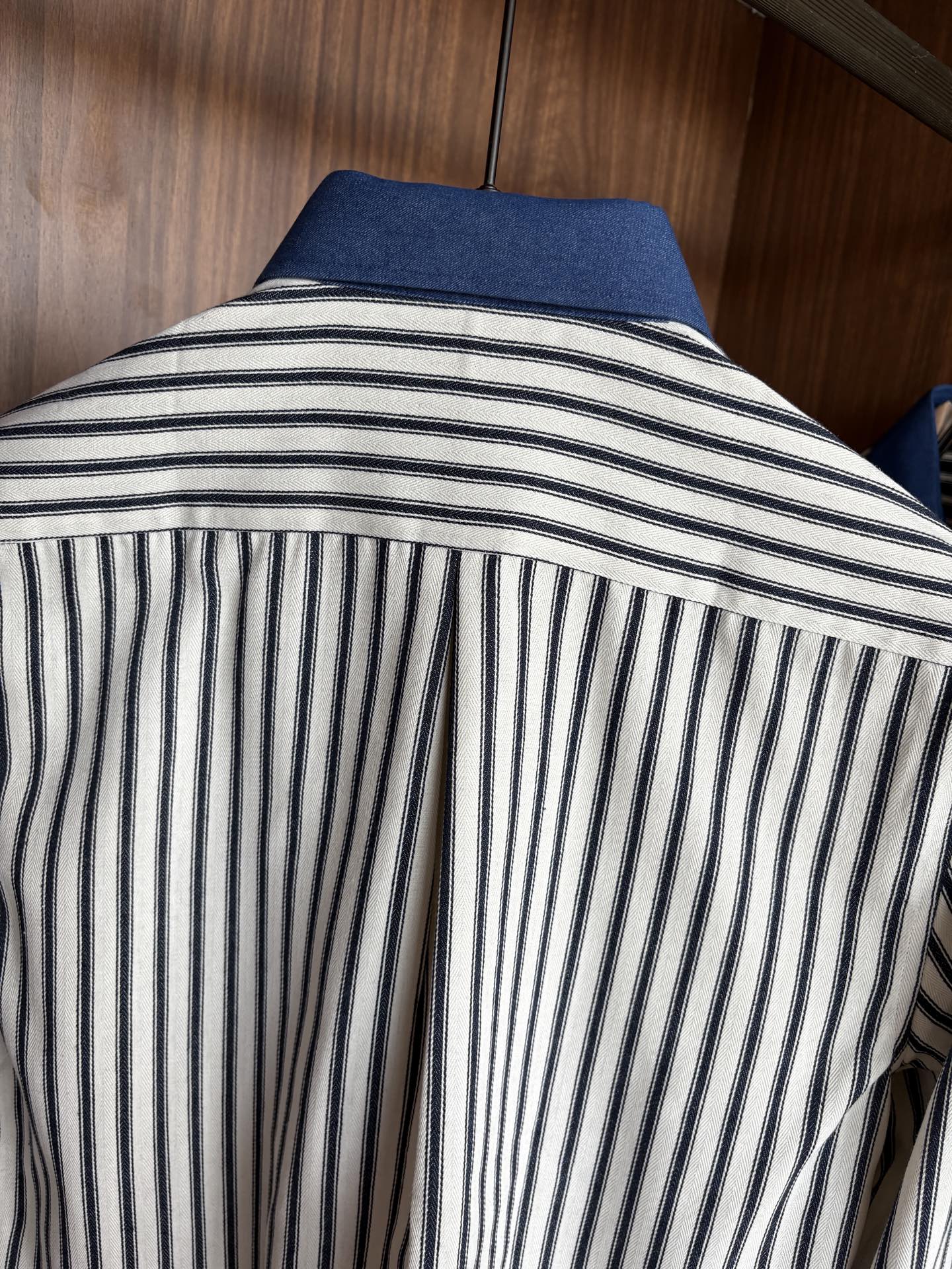 L家男装界的天花板，这款翻领麻料衫长袖精准到每一针的细腻工艺，完全区别于普通面料裁剪。线条流畅，版型挺括