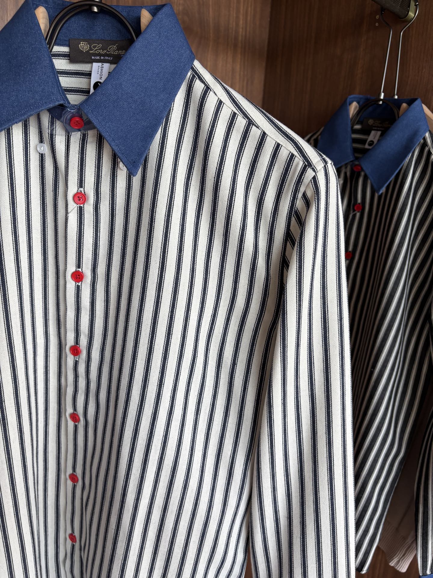 L家男装界的天花板，这款翻领麻料衫长袖精准到每一针的细腻工艺，完全区别于普通面料裁剪。线条流畅，版型挺括