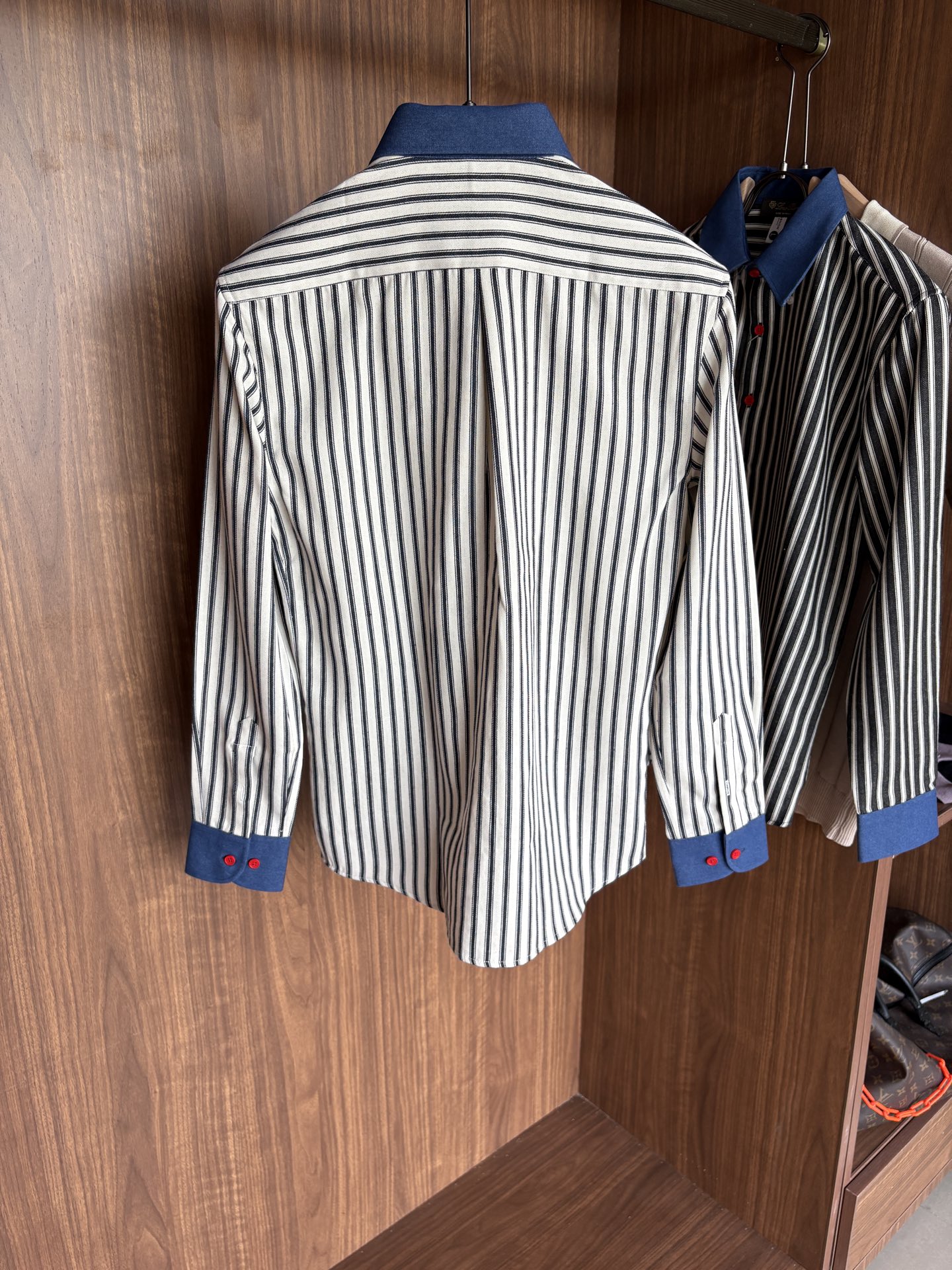 L家男装界的天花板，这款翻领麻料衫长袖精准到每一针的细腻工艺，完全区别于普通面料裁剪。线条流畅，版型挺括