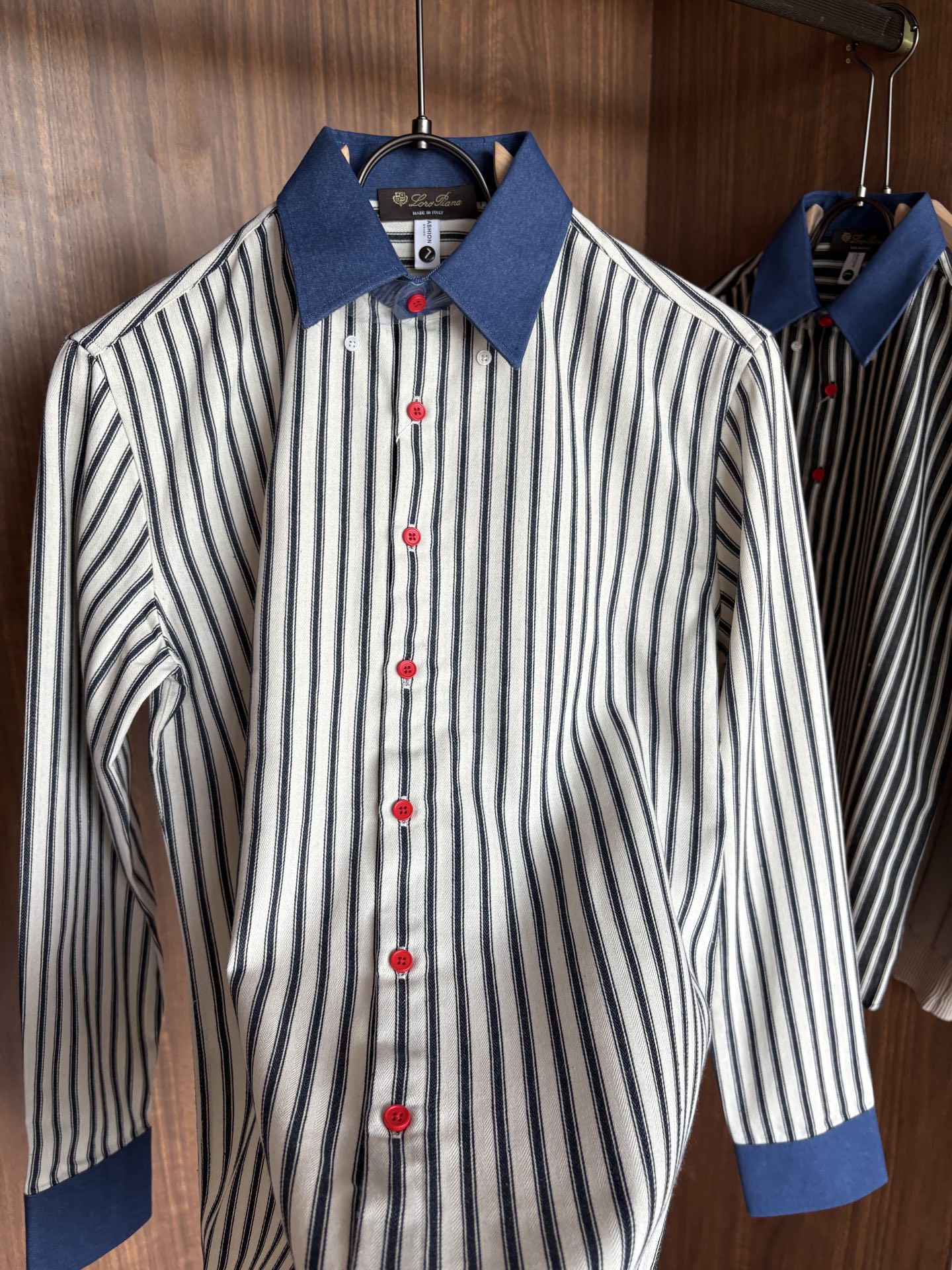 L家男装界的天花板，这款翻领麻料衫长袖精准到每一针的细腻工艺，完全区别于普通面料裁剪。线条流畅，版型挺括