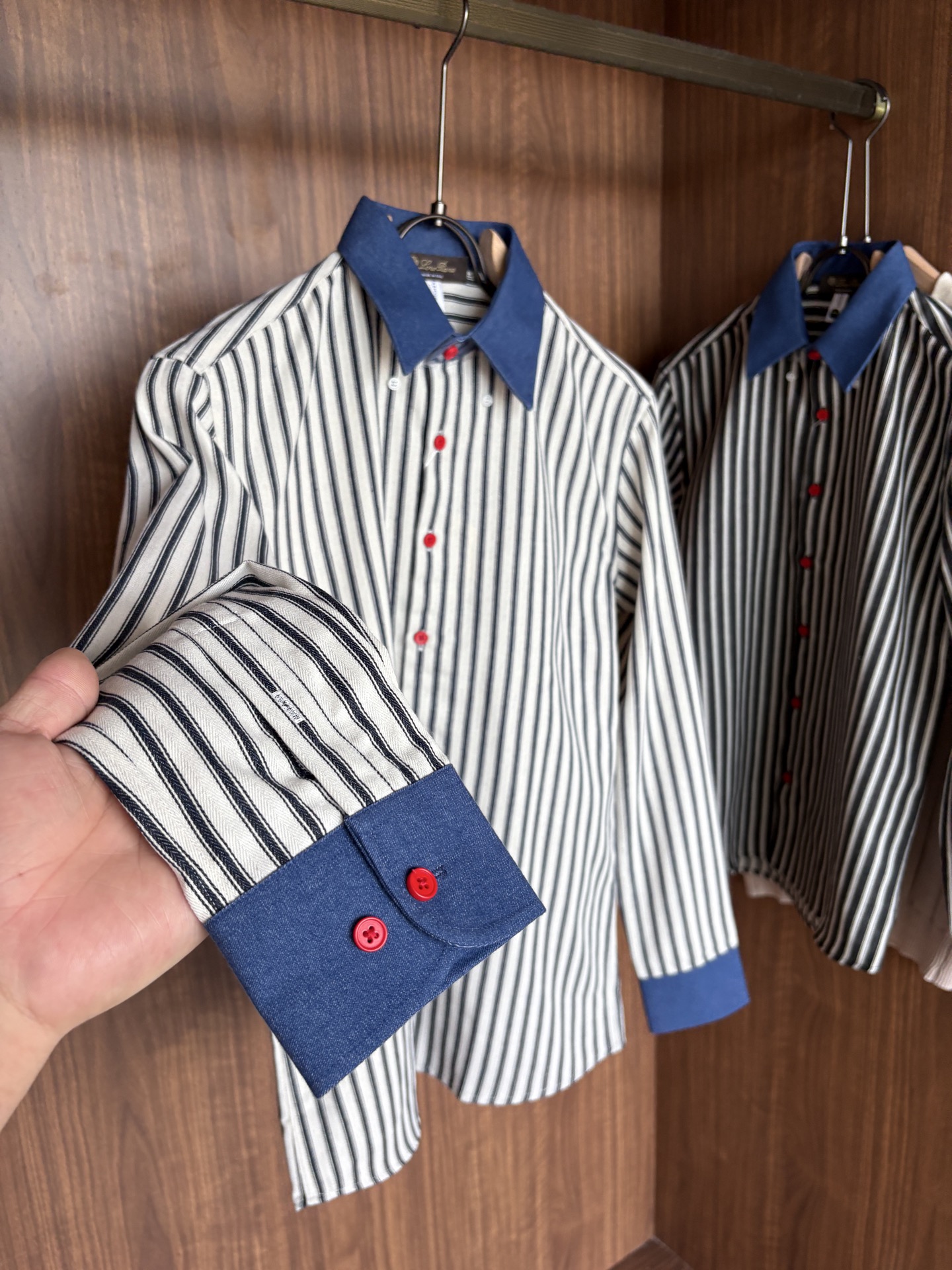 L家男装界的天花板，这款翻领麻料衫长袖精准到每一针的细腻工艺，完全区别于普通面料裁剪。线条流畅，版型挺括