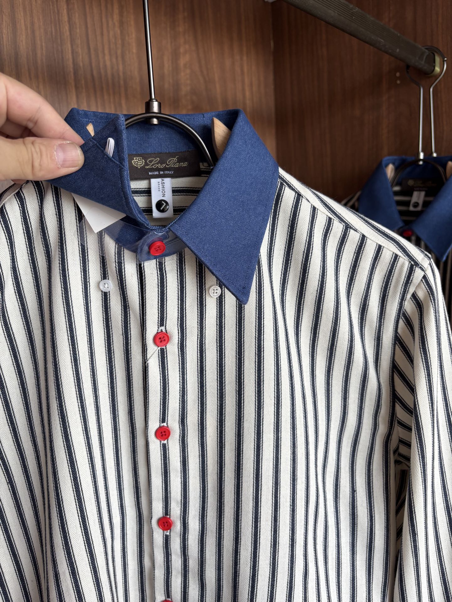 L家男装界的天花板，这款翻领麻料衫长袖精准到每一针的细腻工艺，完全区别于普通面料裁剪。线条流畅，版型挺括