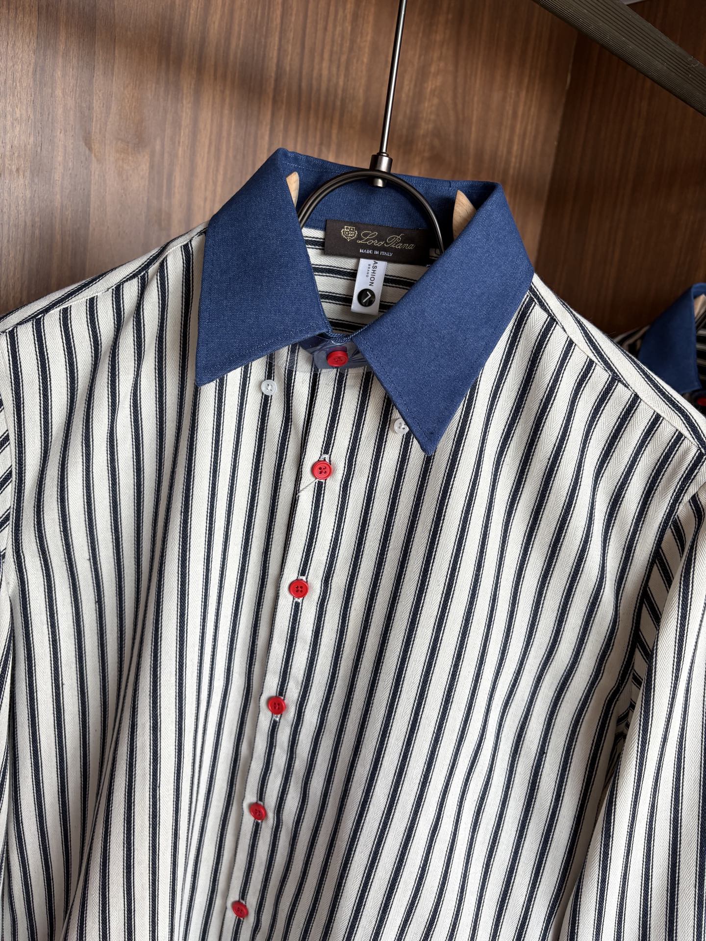 L家男装界的天花板，这款翻领麻料衫长袖精准到每一针的细腻工艺，完全区别于普通面料裁剪。线条流畅，版型挺括