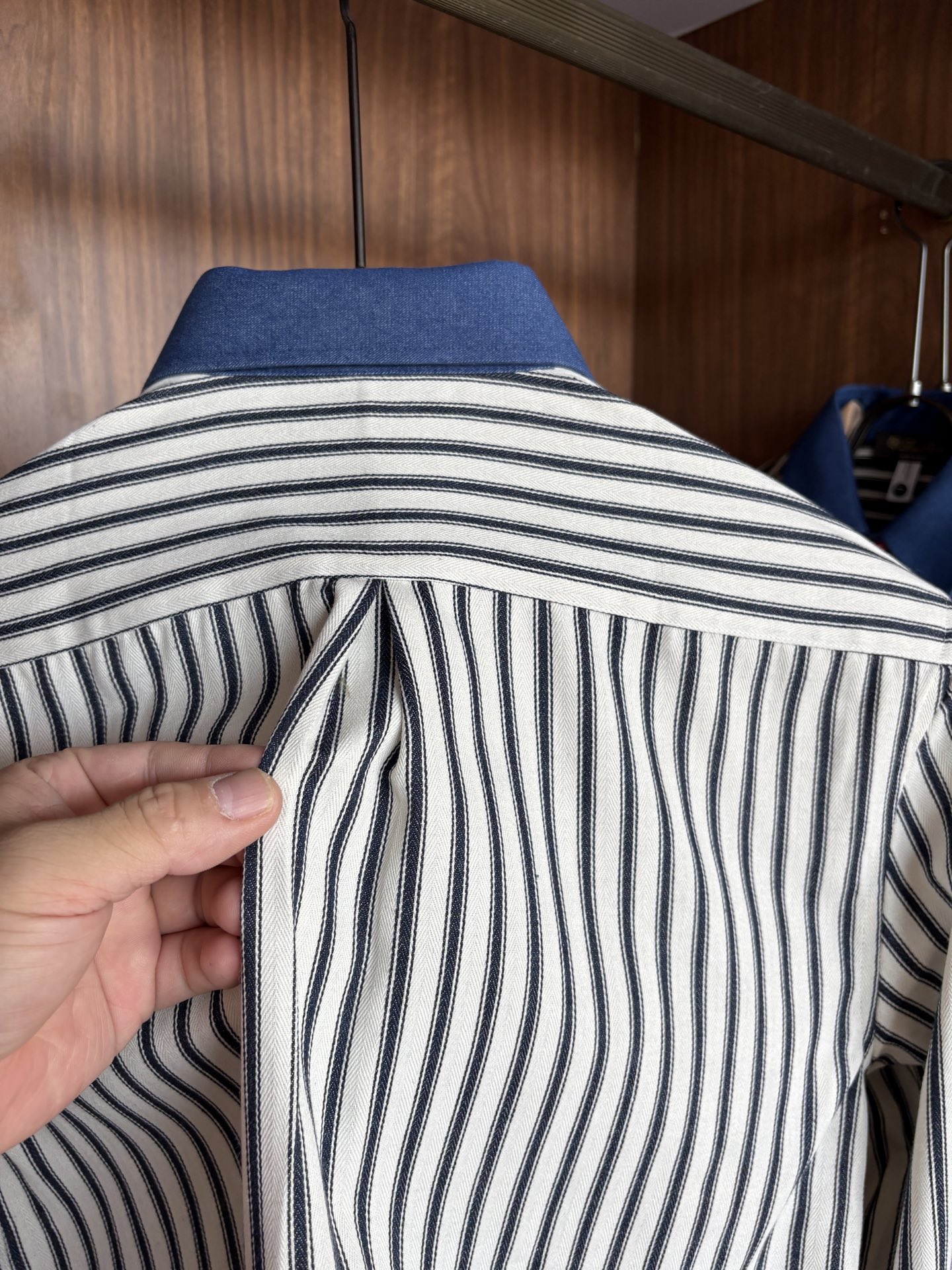 L家男装界的天花板，这款翻领麻料衫长袖精准到每一针的细腻工艺，完全区别于普通面料裁剪。线条流畅，版型挺括