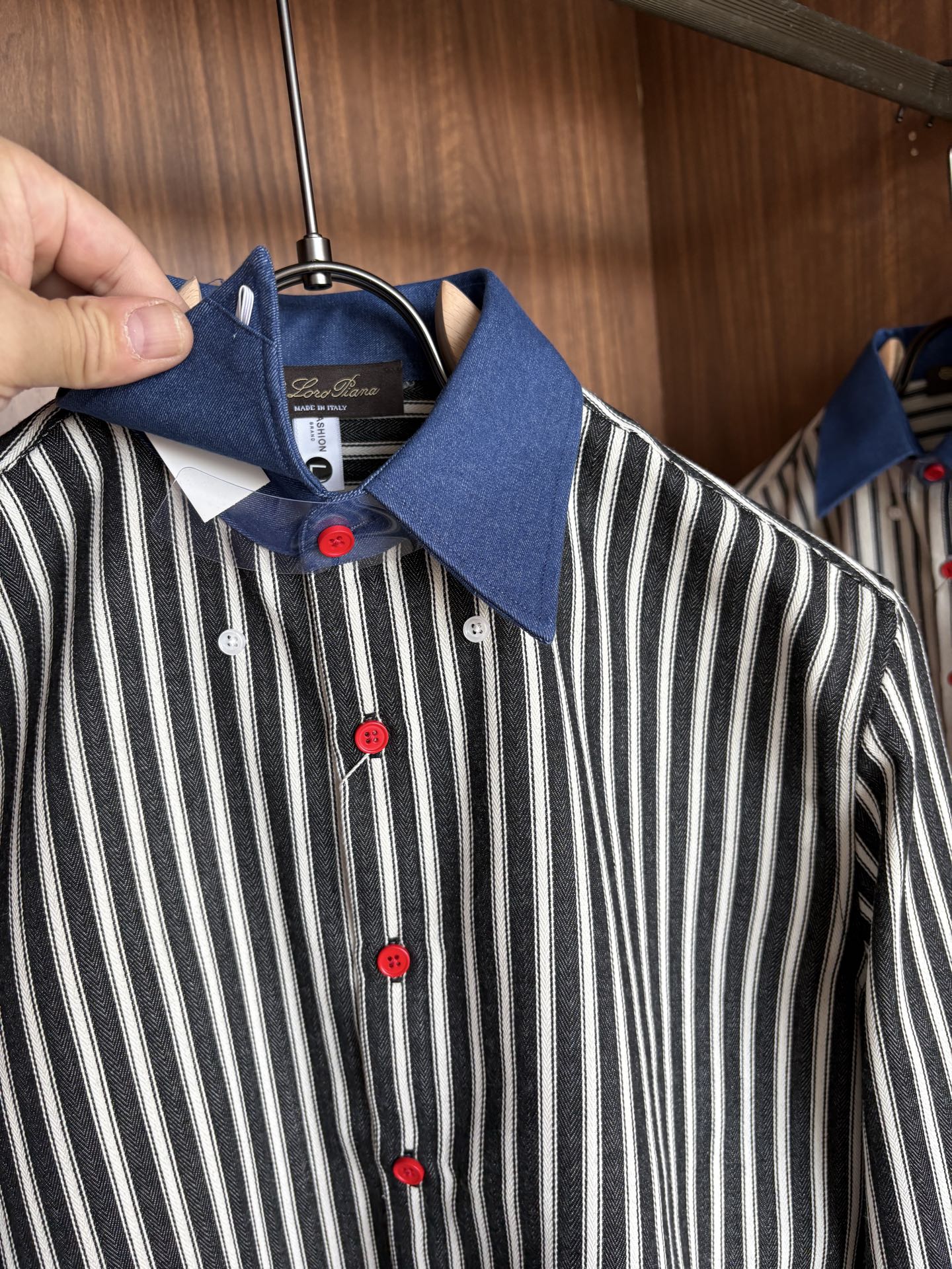 L家男装界的天花板，这款翻领麻料衫长袖精准到每一针的细腻工艺，完全区别于普通面料裁剪。线条流畅，版型挺括