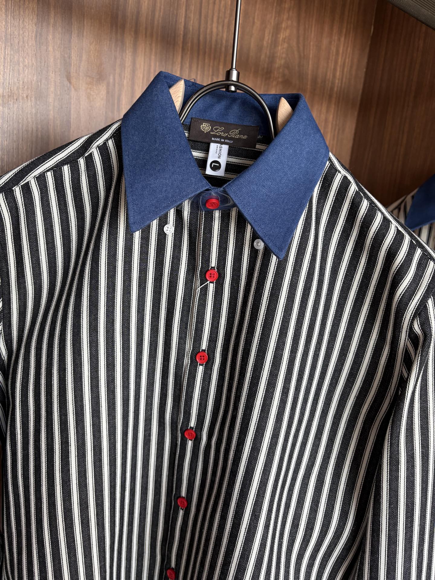 L家男装界的天花板，这款翻领麻料衫长袖精准到每一针的细腻工艺，完全区别于普通面料裁剪。线条流畅，版型挺括