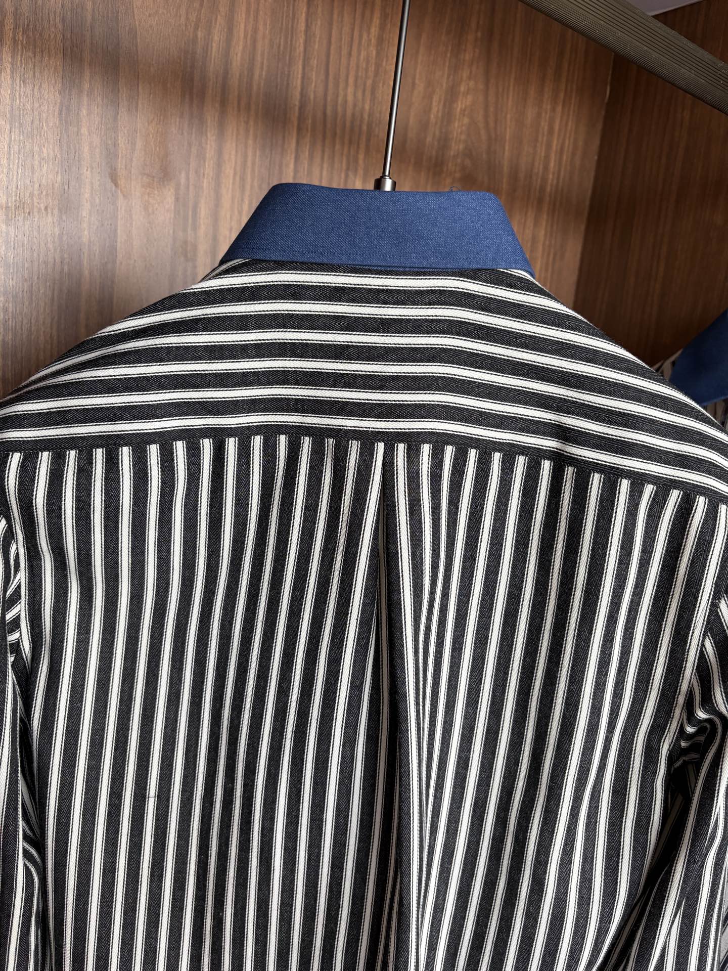 L家男装界的天花板，这款翻领麻料衫长袖精准到每一针的细腻工艺，完全区别于普通面料裁剪。线条流畅，版型挺括