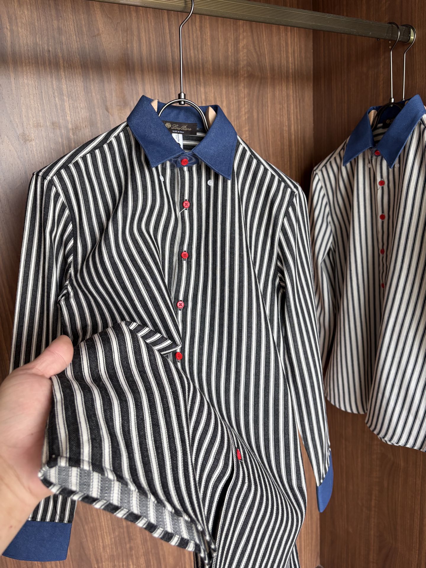 L家男装界的天花板，这款翻领麻料衫长袖精准到每一针的细腻工艺，完全区别于普通面料裁剪。线条流畅，版型挺括