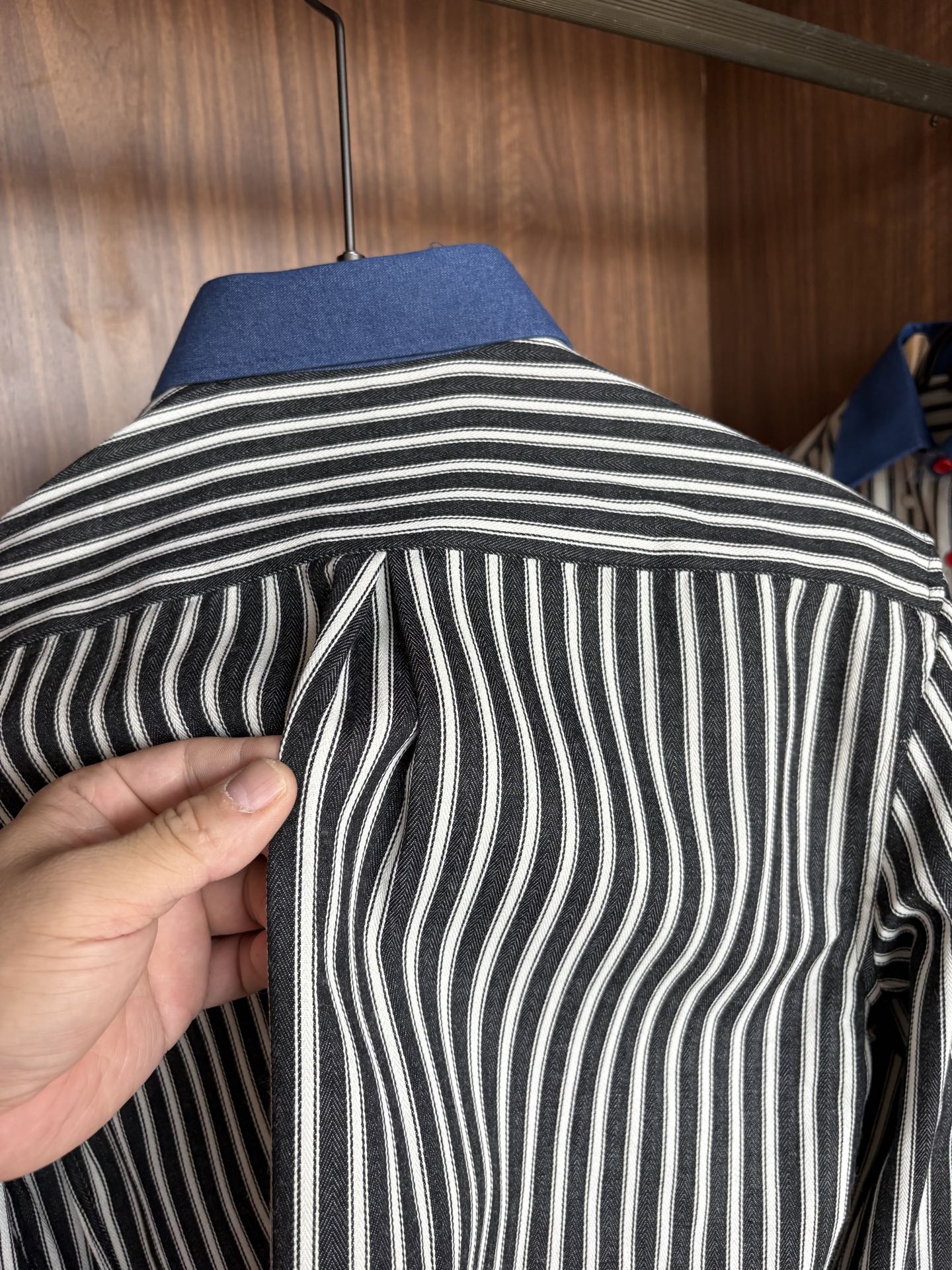 L家男装界的天花板，这款翻领麻料衫长袖精准到每一针的细腻工艺，完全区别于普通面料裁剪。线条流畅，版型挺括