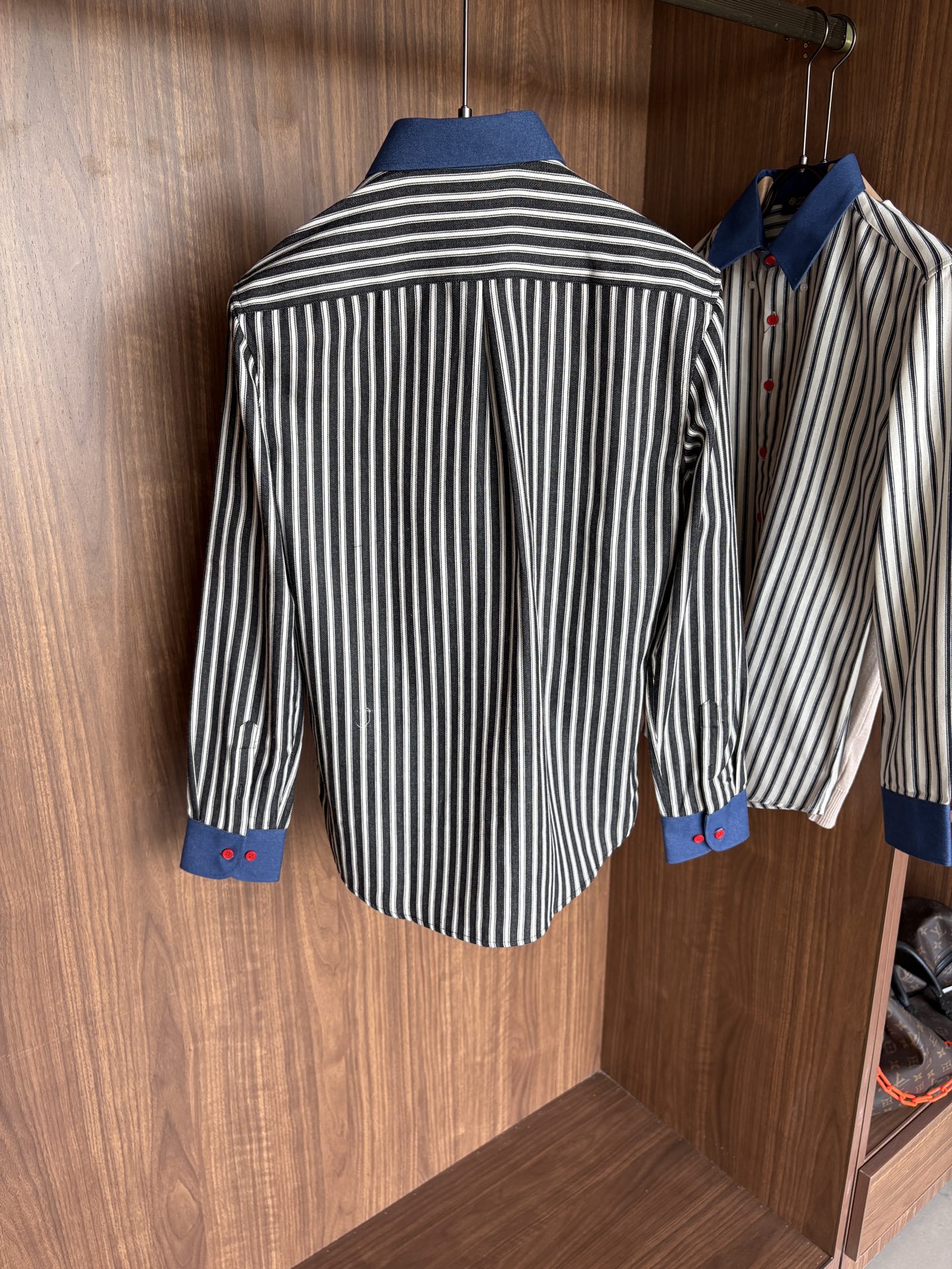 L家男装界的天花板，这款翻领麻料衫长袖精准到每一针的细腻工艺，完全区别于普通面料裁剪。线条流畅，版型挺括