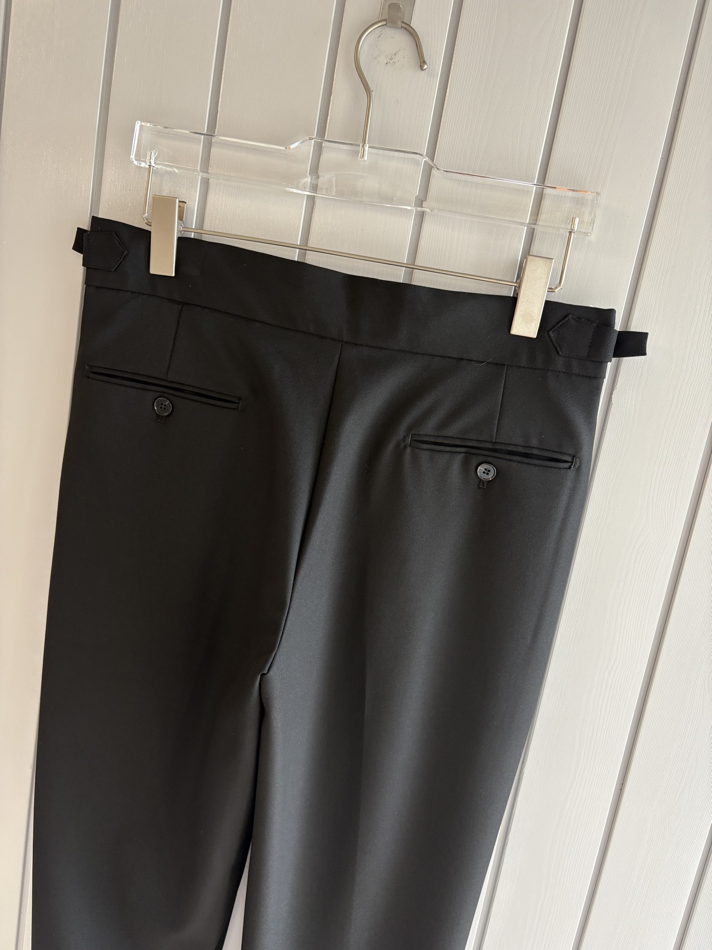 面料老钱味十足双褶设计那不勒斯可调节裤腰西裤】厌倦了千篇一律的西裤？这款含羊毛醋酸天丝面料的意式西裤，绝