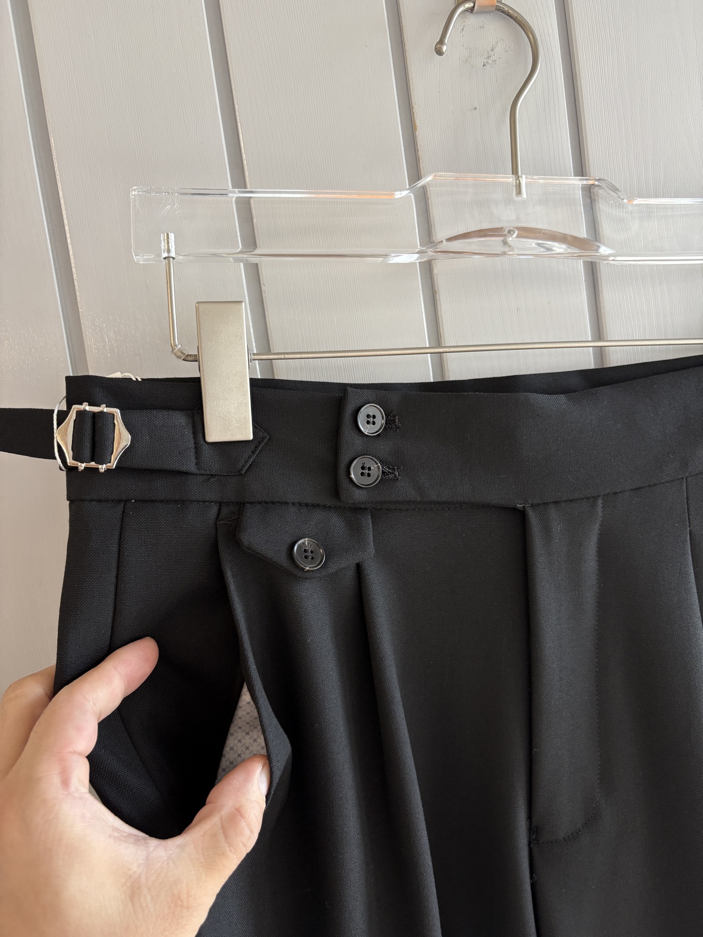 面料老钱味十足双褶设计那不勒斯可调节裤腰西裤】厌倦了千篇一律的西裤？这款含羊毛醋酸天丝面料的意式西裤，绝