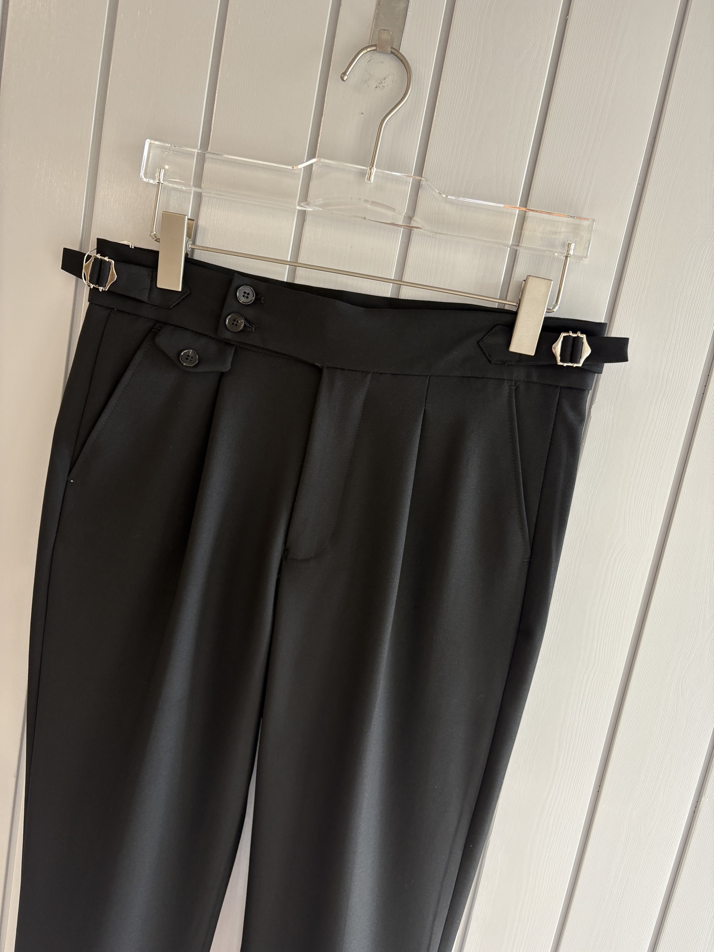 面料老钱味十足双褶设计那不勒斯可调节裤腰西裤】厌倦了千篇一律的西裤？这款含羊毛醋酸天丝面料的意式西裤，绝