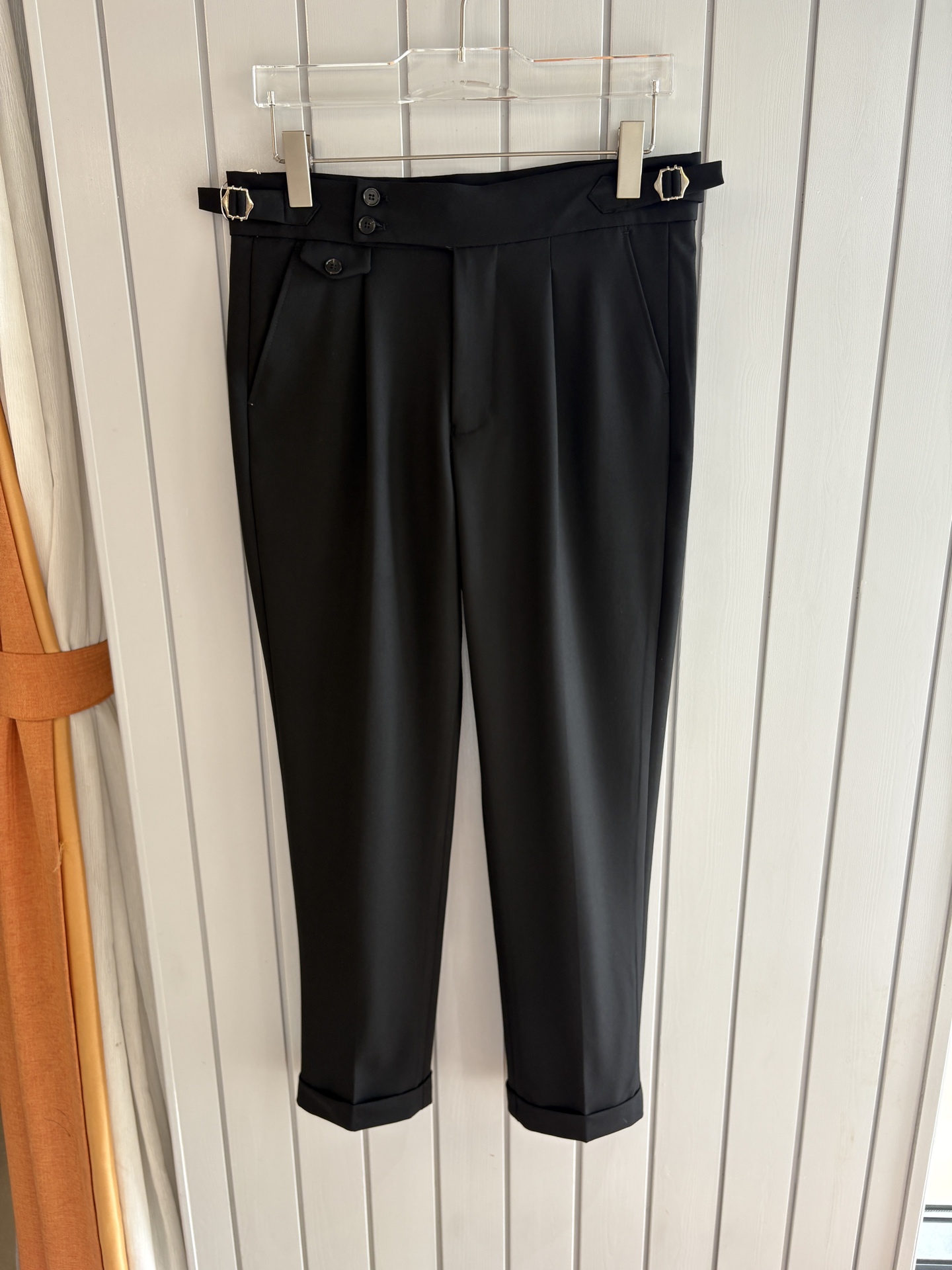 面料老钱味十足双褶设计那不勒斯可调节裤腰西裤】厌倦了千篇一律的西裤？这款含羊毛醋酸天丝面料的意式西裤，绝