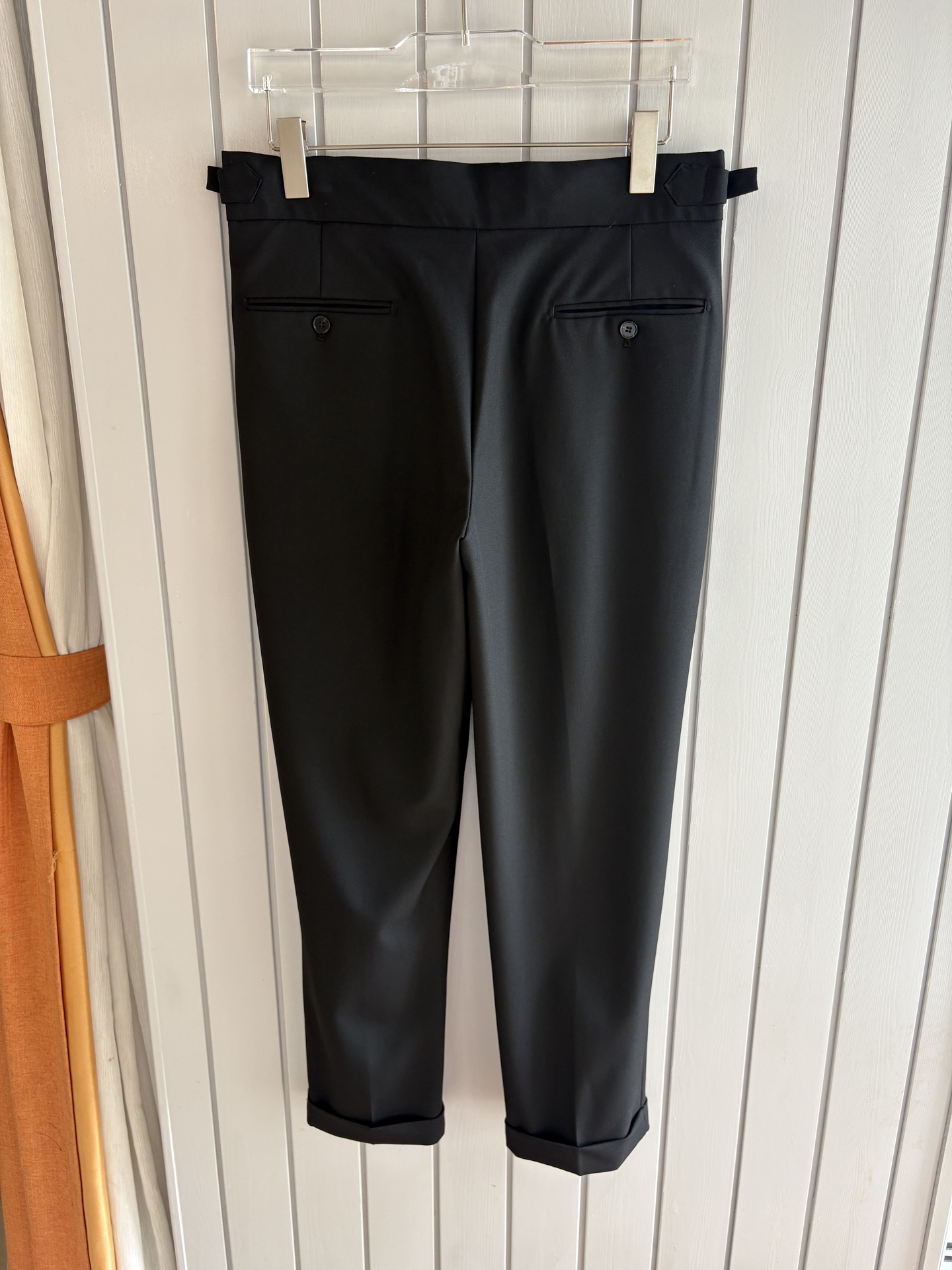 面料老钱味十足双褶设计那不勒斯可调节裤腰西裤】厌倦了千篇一律的西裤？这款含羊毛醋酸天丝面料的意式西裤，绝