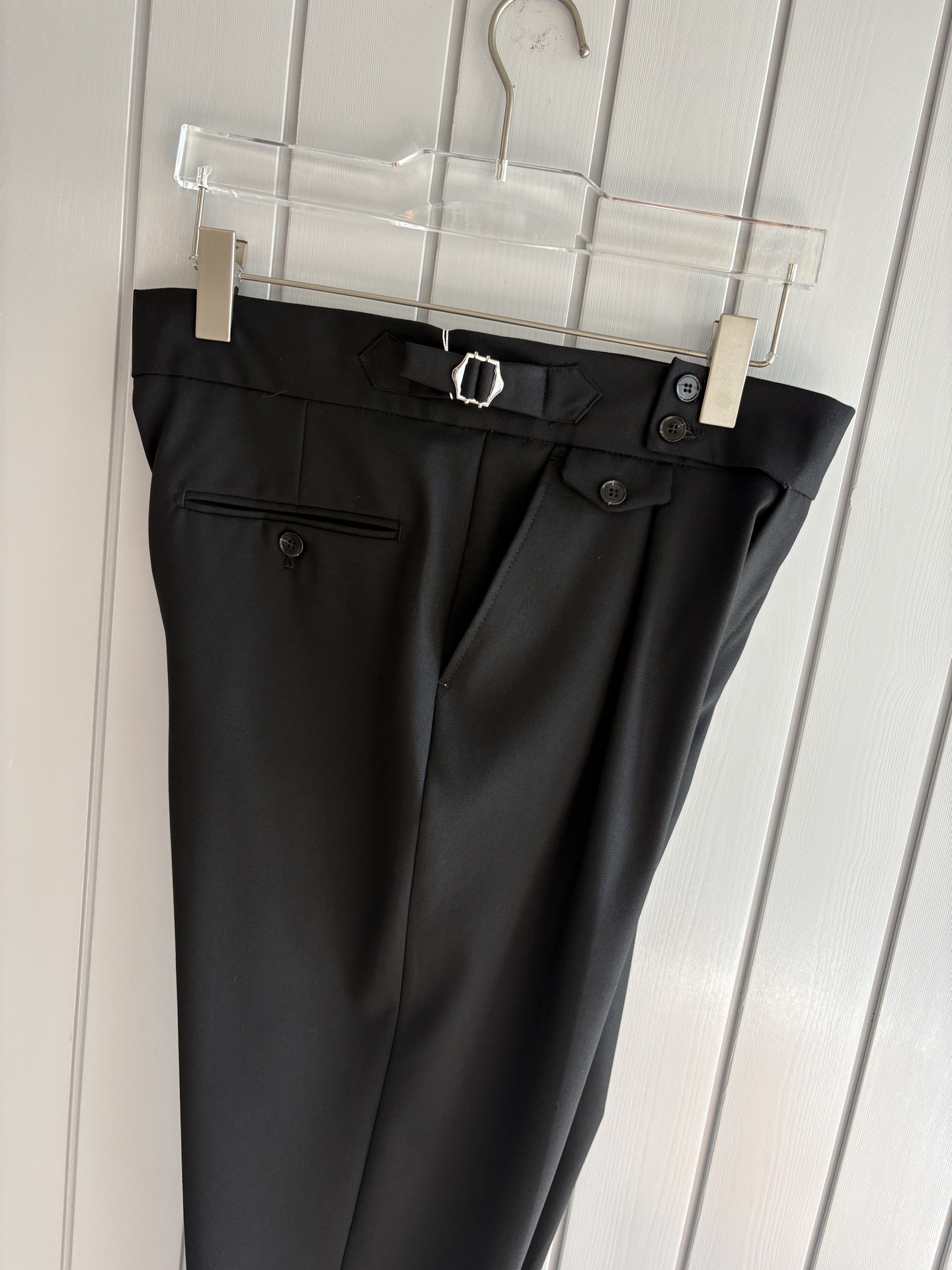 面料老钱味十足双褶设计那不勒斯可调节裤腰西裤】厌倦了千篇一律的西裤？这款含羊毛醋酸天丝面料的意式西裤，绝