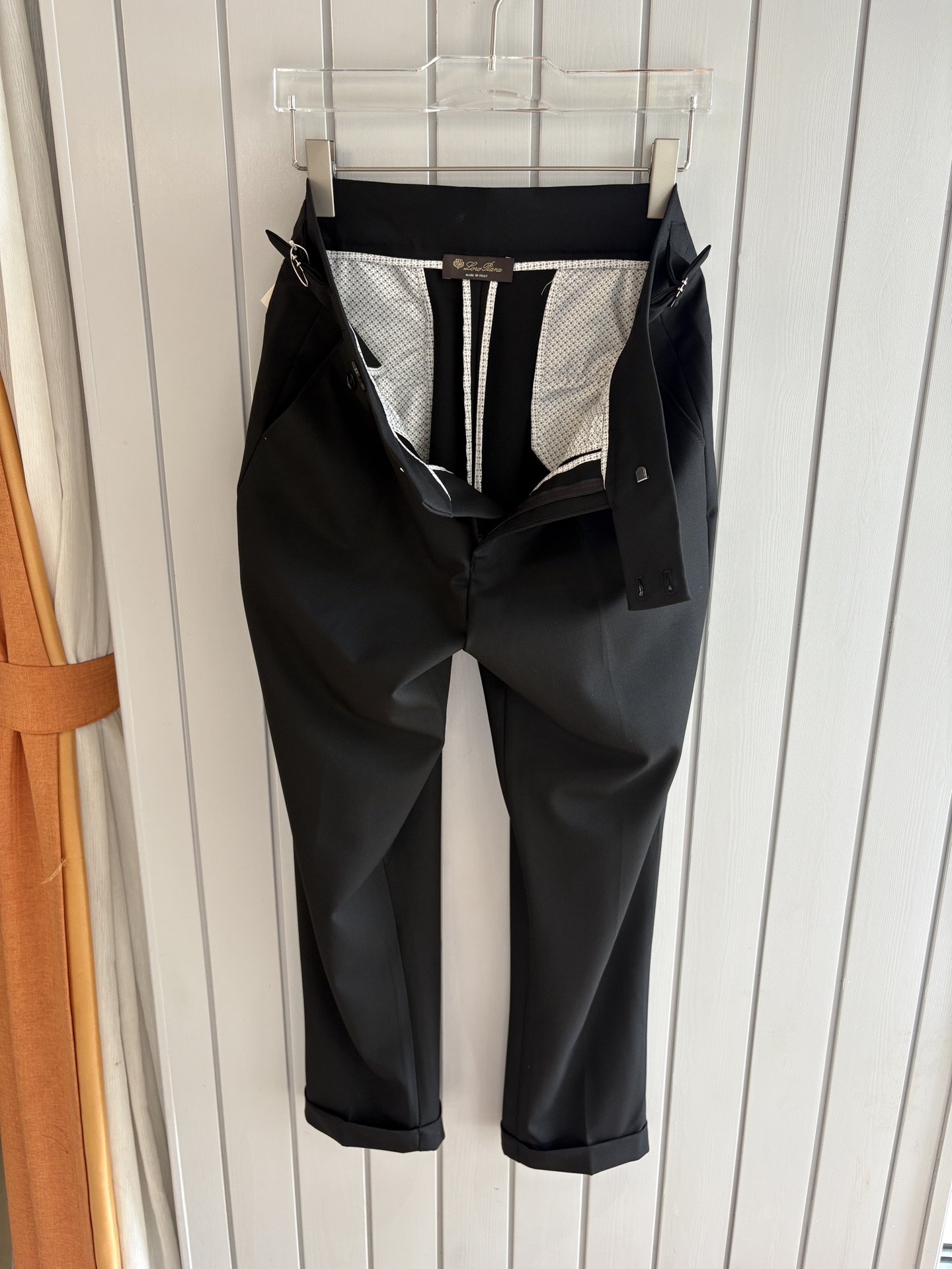 面料老钱味十足双褶设计那不勒斯可调节裤腰西裤】厌倦了千篇一律的西裤？这款含羊毛醋酸天丝面料的意式西裤，绝