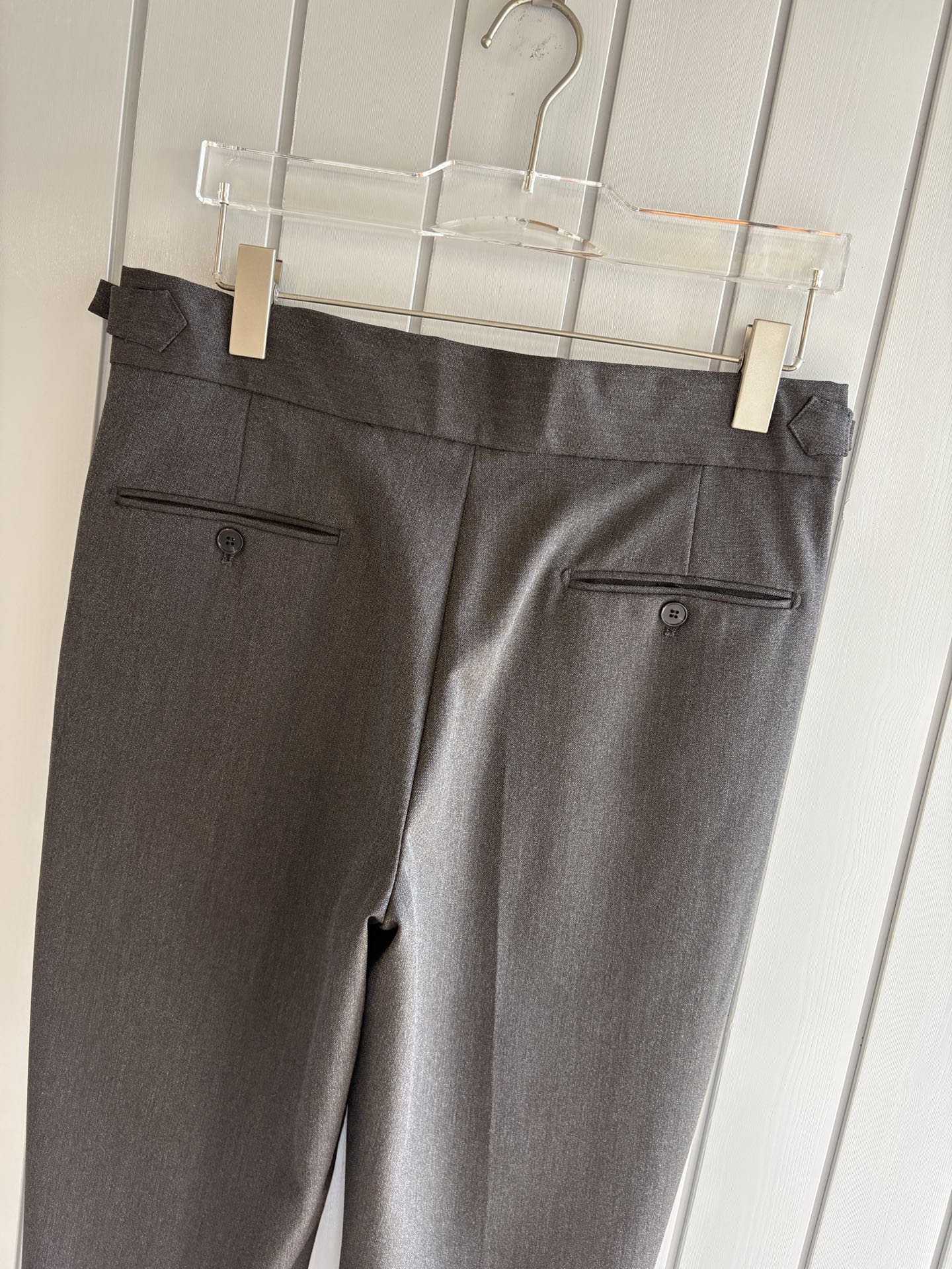 面料老钱味十足双褶设计那不勒斯可调节裤腰西裤】厌倦了千篇一律的西裤？这款含羊毛醋酸天丝面料的意式西裤，绝