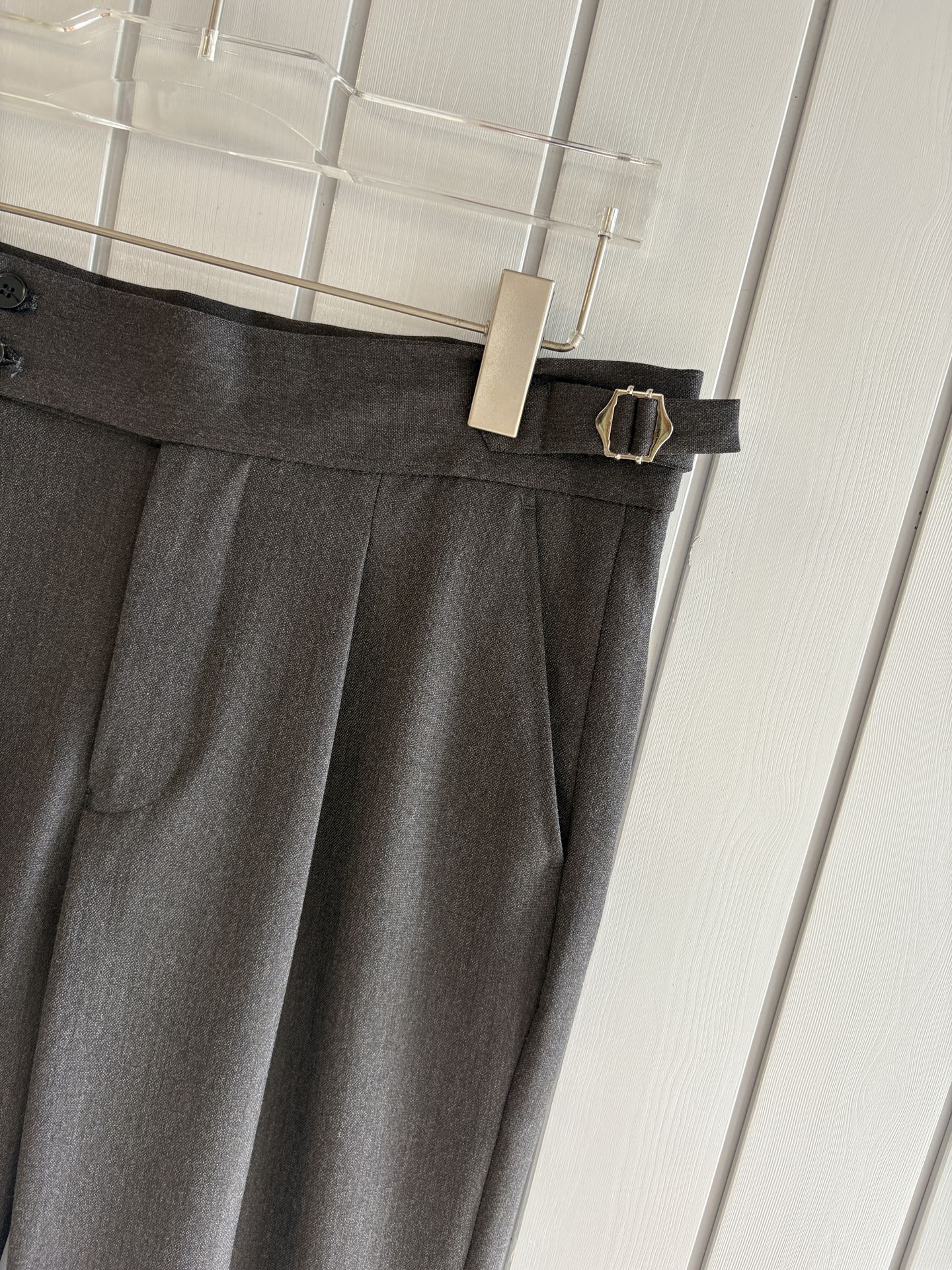 面料老钱味十足双褶设计那不勒斯可调节裤腰西裤】厌倦了千篇一律的西裤？这款含羊毛醋酸天丝面料的意式西裤，绝