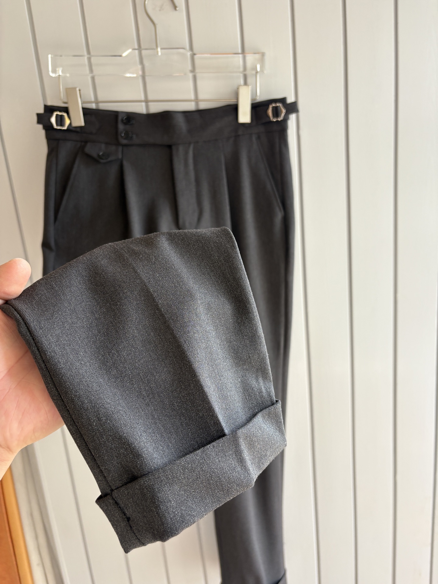 面料老钱味十足双褶设计那不勒斯可调节裤腰西裤】厌倦了千篇一律的西裤？这款含羊毛醋酸天丝面料的意式西裤，绝