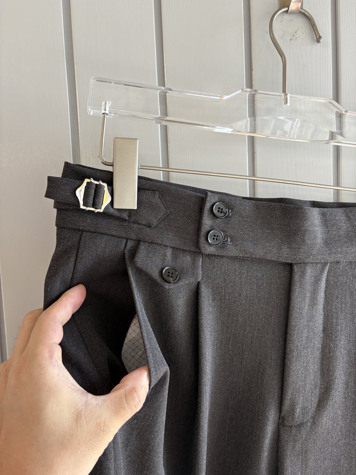 面料老钱味十足双褶设计那不勒斯可调节裤腰西裤】厌倦了千篇一律的西裤？这款含羊毛醋酸天丝面料的意式西裤，绝