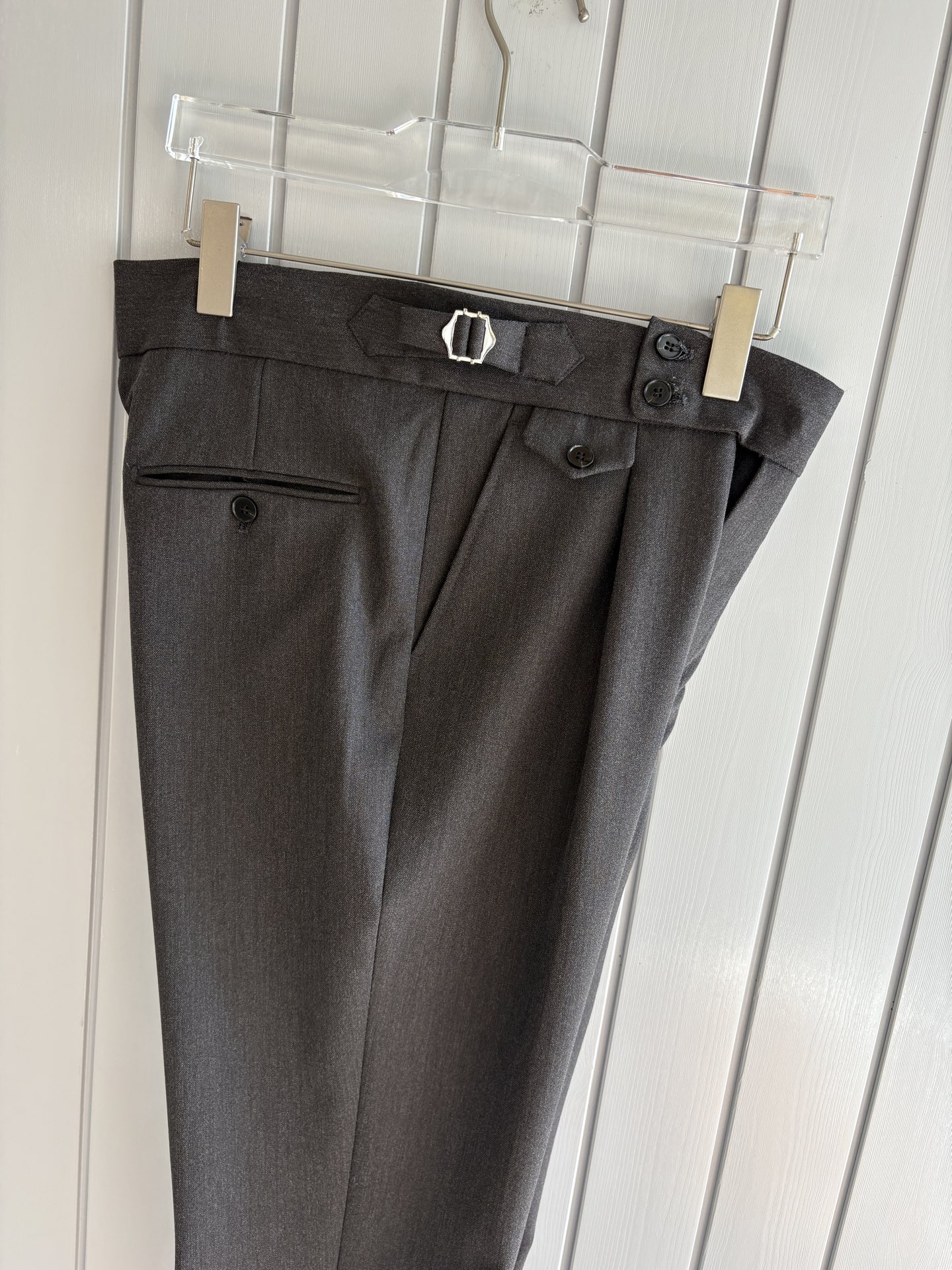 面料老钱味十足双褶设计那不勒斯可调节裤腰西裤】厌倦了千篇一律的西裤？这款含羊毛醋酸天丝面料的意式西裤，绝