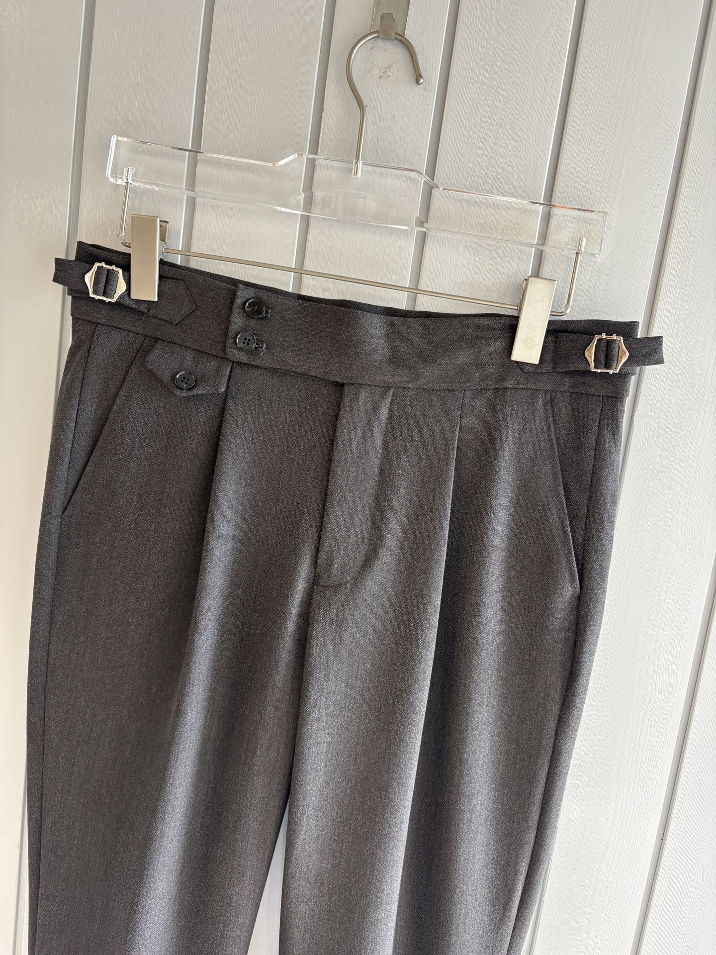 面料老钱味十足双褶设计那不勒斯可调节裤腰西裤】厌倦了千篇一律的西裤？这款含羊毛醋酸天丝面料的意式西裤，绝